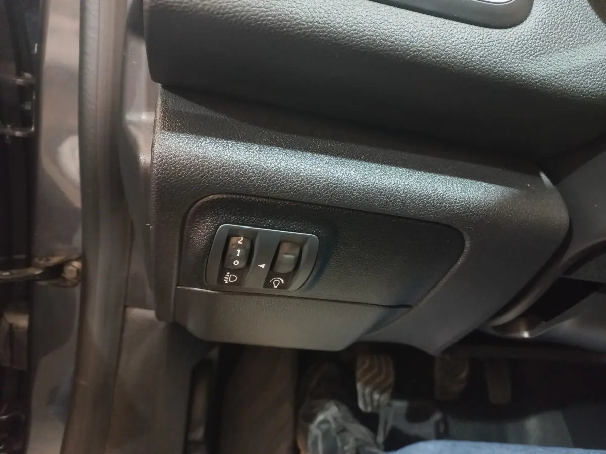 Vue intérieure côté gauche du tableau de bord gris foncé de la Renault Mégane Business avec commandes des phares et éclairage.