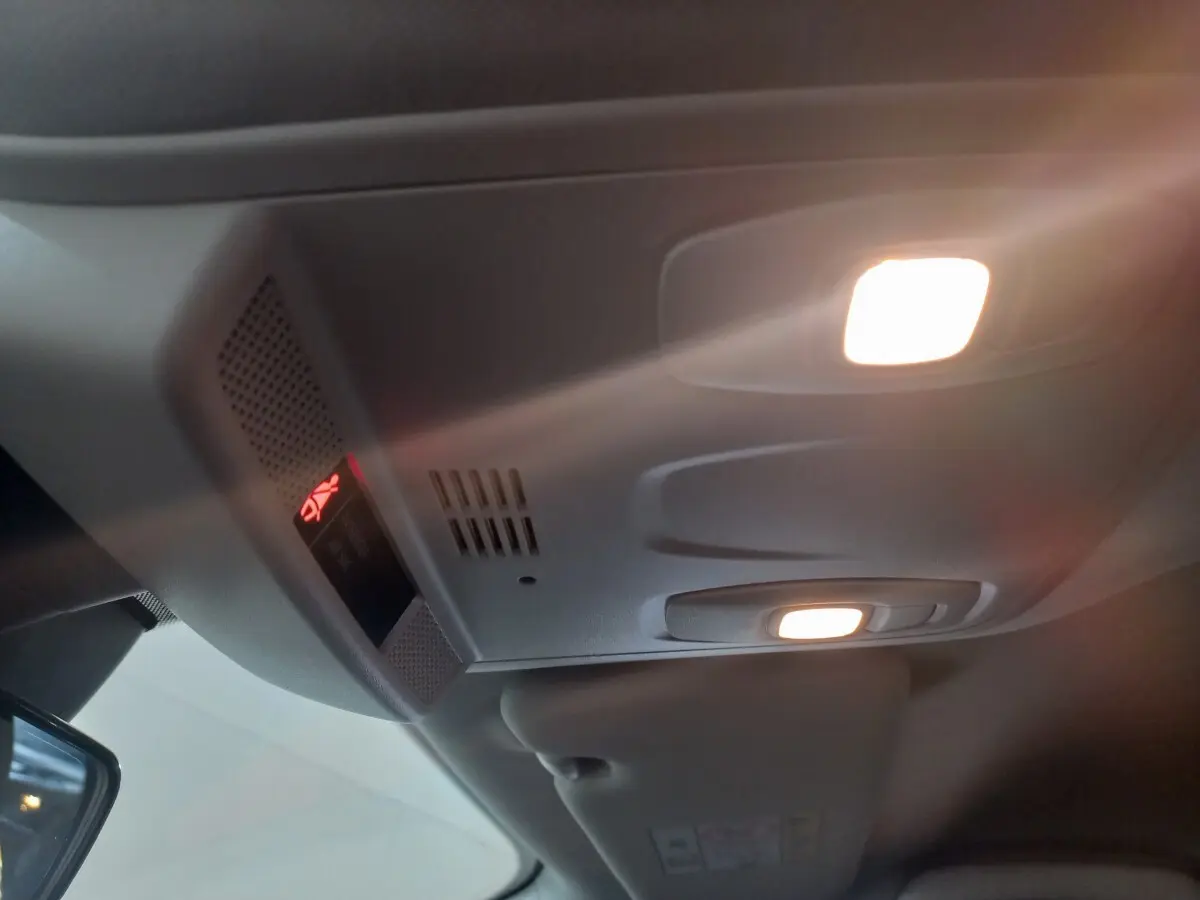 Plafonnier intérieur allumé avec miroir de courtoisie, vue du toit de la Renault Mégane Business gris foncé.