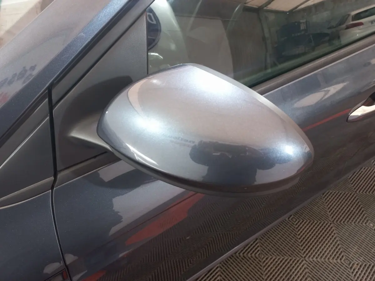 Rétroviseur droit gris foncé de Renault Mégane Business TCe 115, vue rapprochée sur la portière avant.