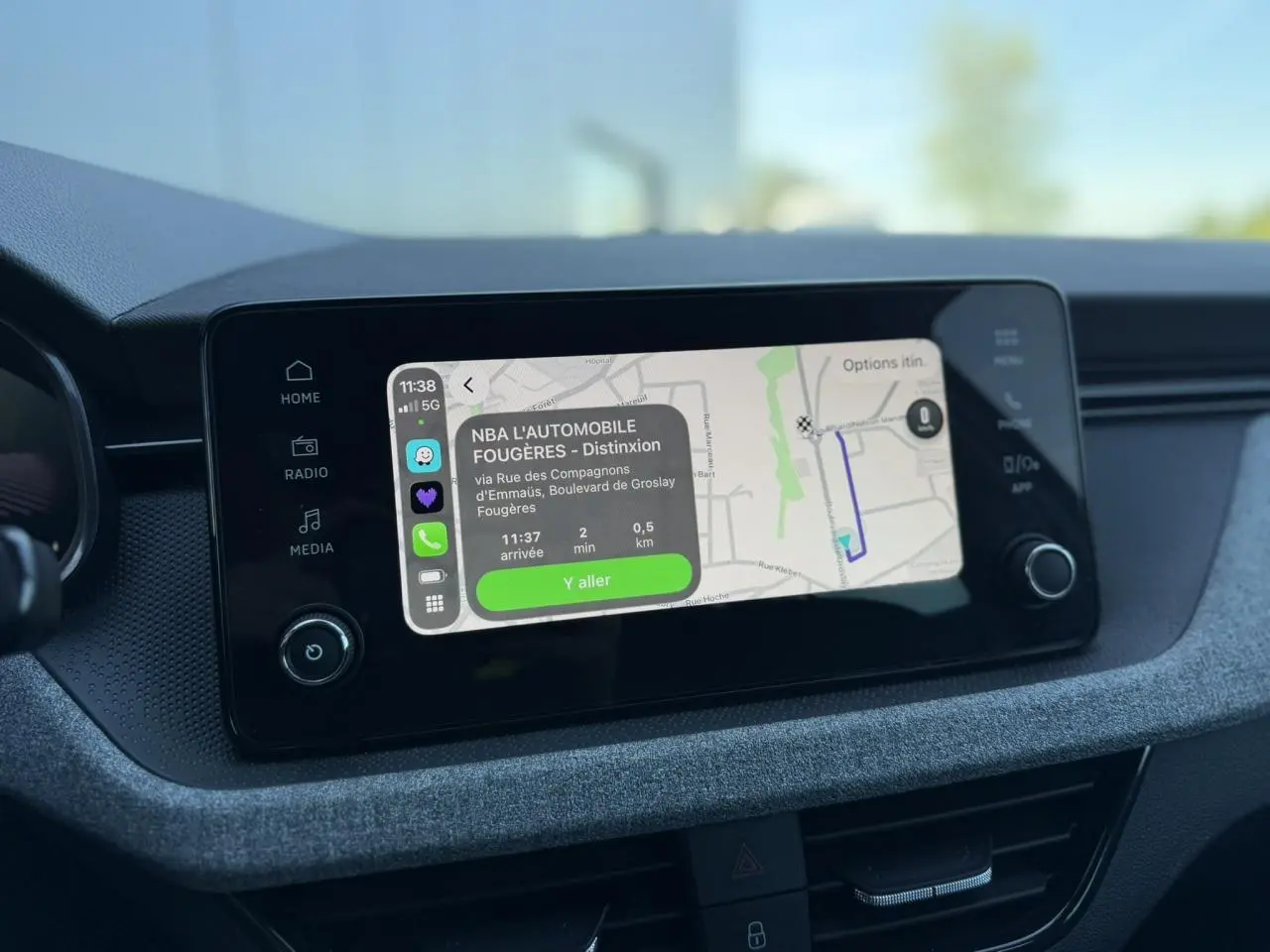 Écran tactile 8,25" du tableau de bord de la Skoda Scala TSI 116 blanc glacier, affichant un GPS.