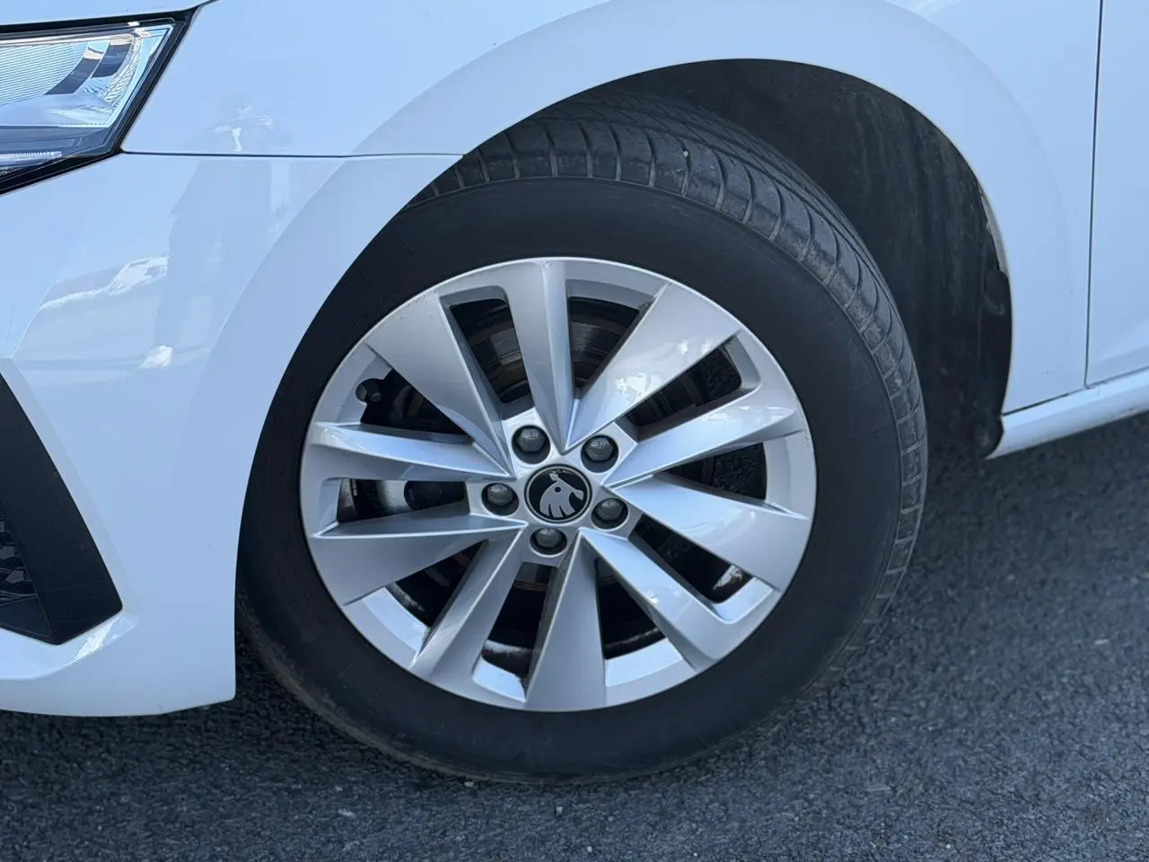 Gros plan sur la roue avant gauche blanche d'une Skoda Scala TSI 116 Sélection avec jante alliage 16 pouces Cortadero Aero.