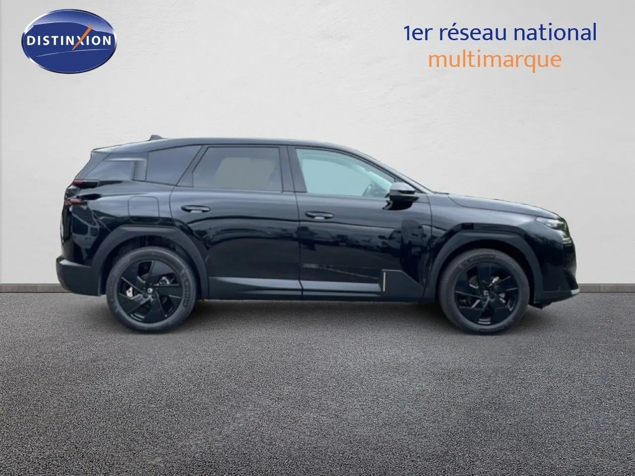 Profil droit d'un Citroën C5 Aircross noir perle métal 2026 avec jantes noires et lignes modernes.