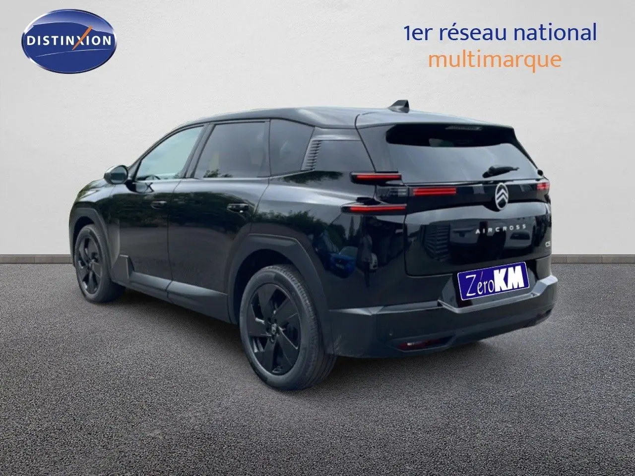 Vue 3/4 arrière gauche d'un Citroën C5 Aircross noir perle métal avec feux arrière LED et jantes noires.