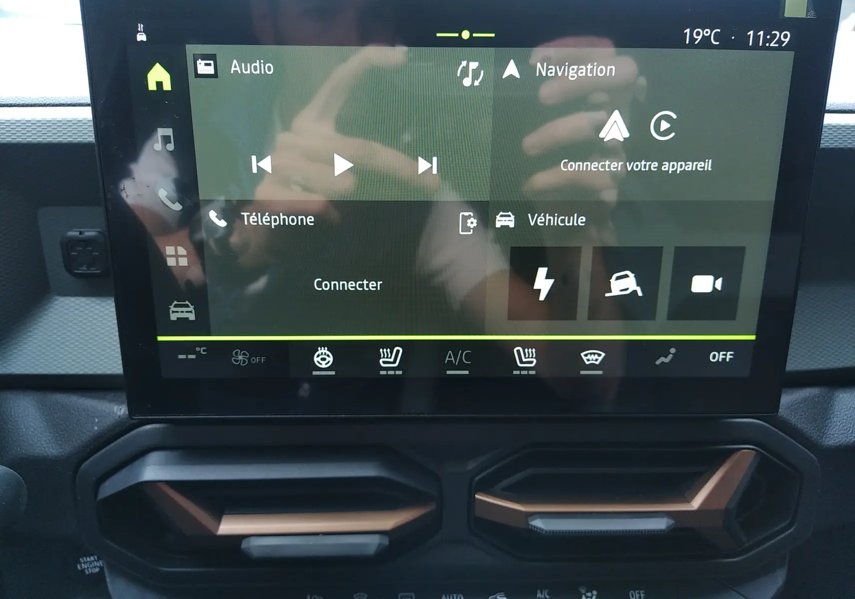 Écran tactile central du Dacia Duster Hybrid-G 150 ch 4x4 Spirit of Sand 2026, avec commandes clim et aérateurs couleur sandstone.