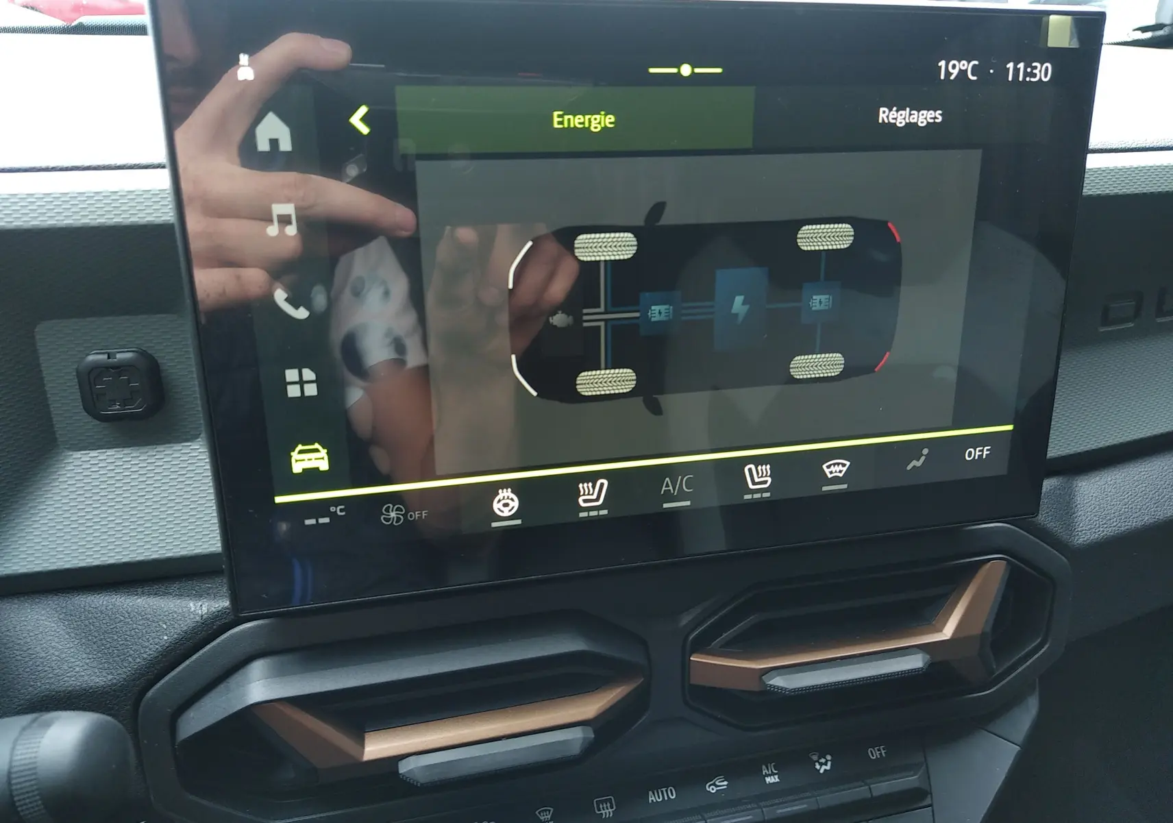 Écran tactile central du Dacia Duster Hybrid-G 150 ch 4x4, vue intérieure sur la gestion d'énergie, avec détails couleur sandstone.
