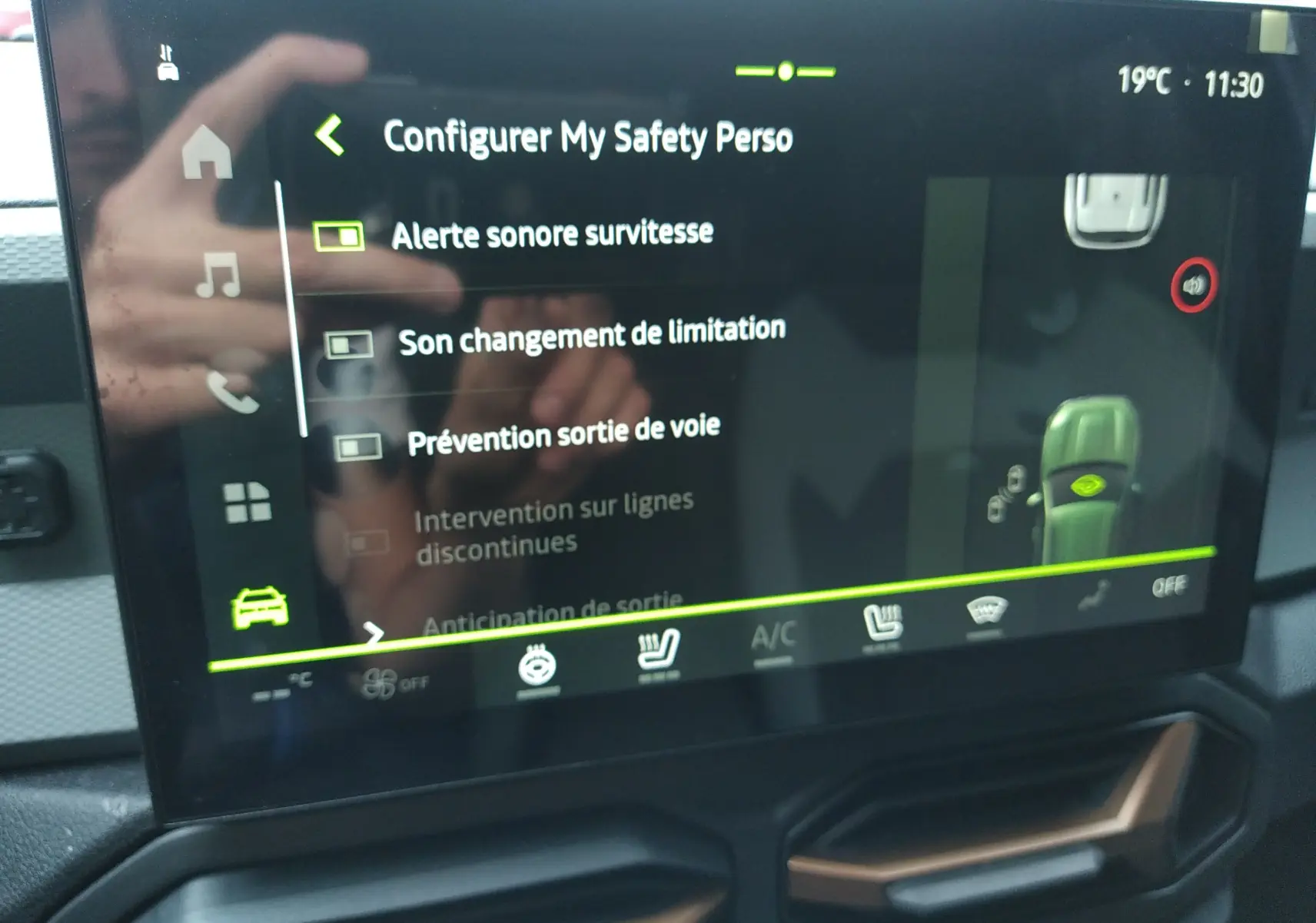 Écran tactile central du Dacia Duster Hybrid-G 150 ch 4x4 Spirit of Sand, affichant les options de sécurité personnalisables.