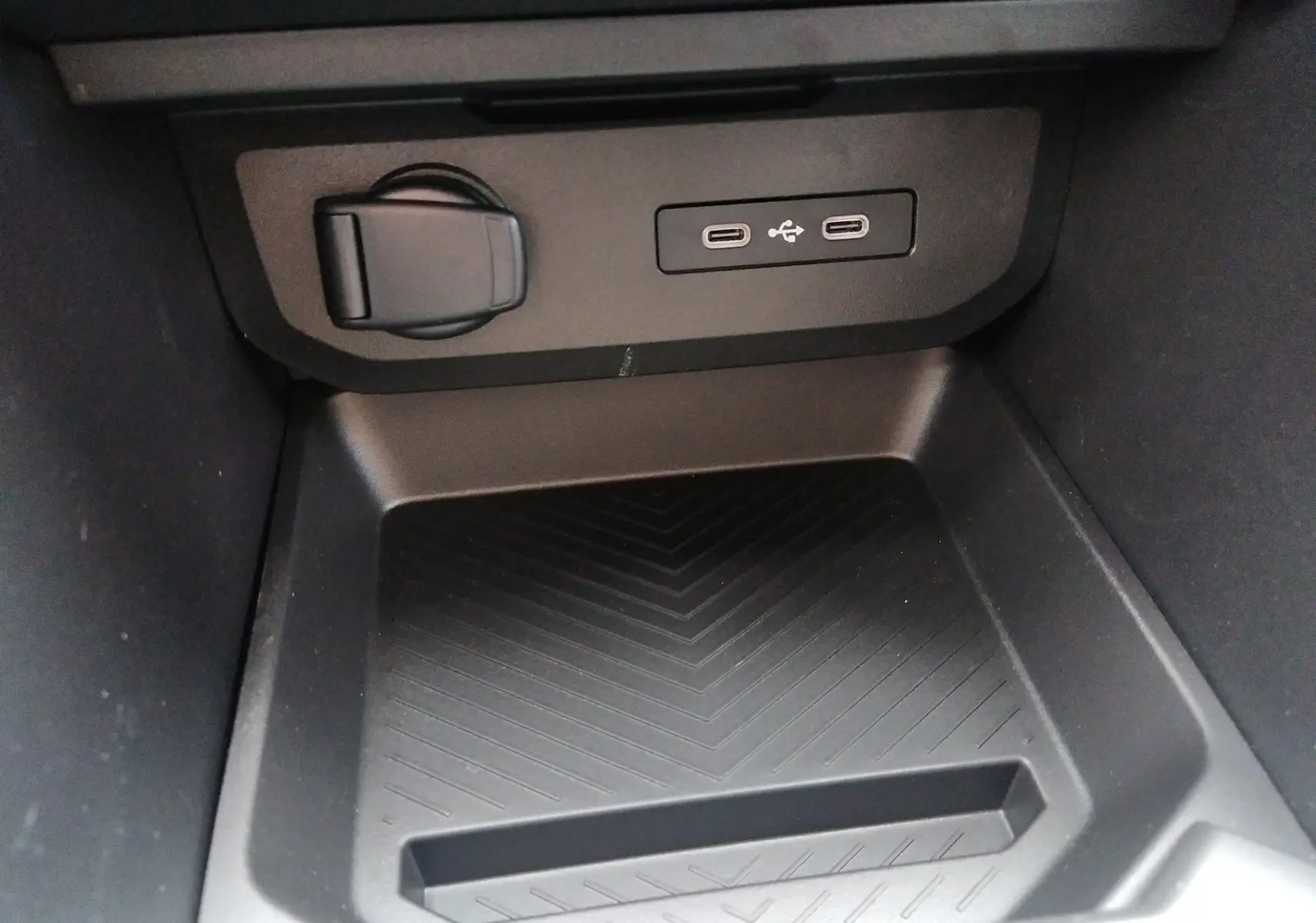 Détail intérieur montrant la prise 12V et deux ports USB-C du Dacia Duster Hybrid-G 150 ch couleur Sandstone.