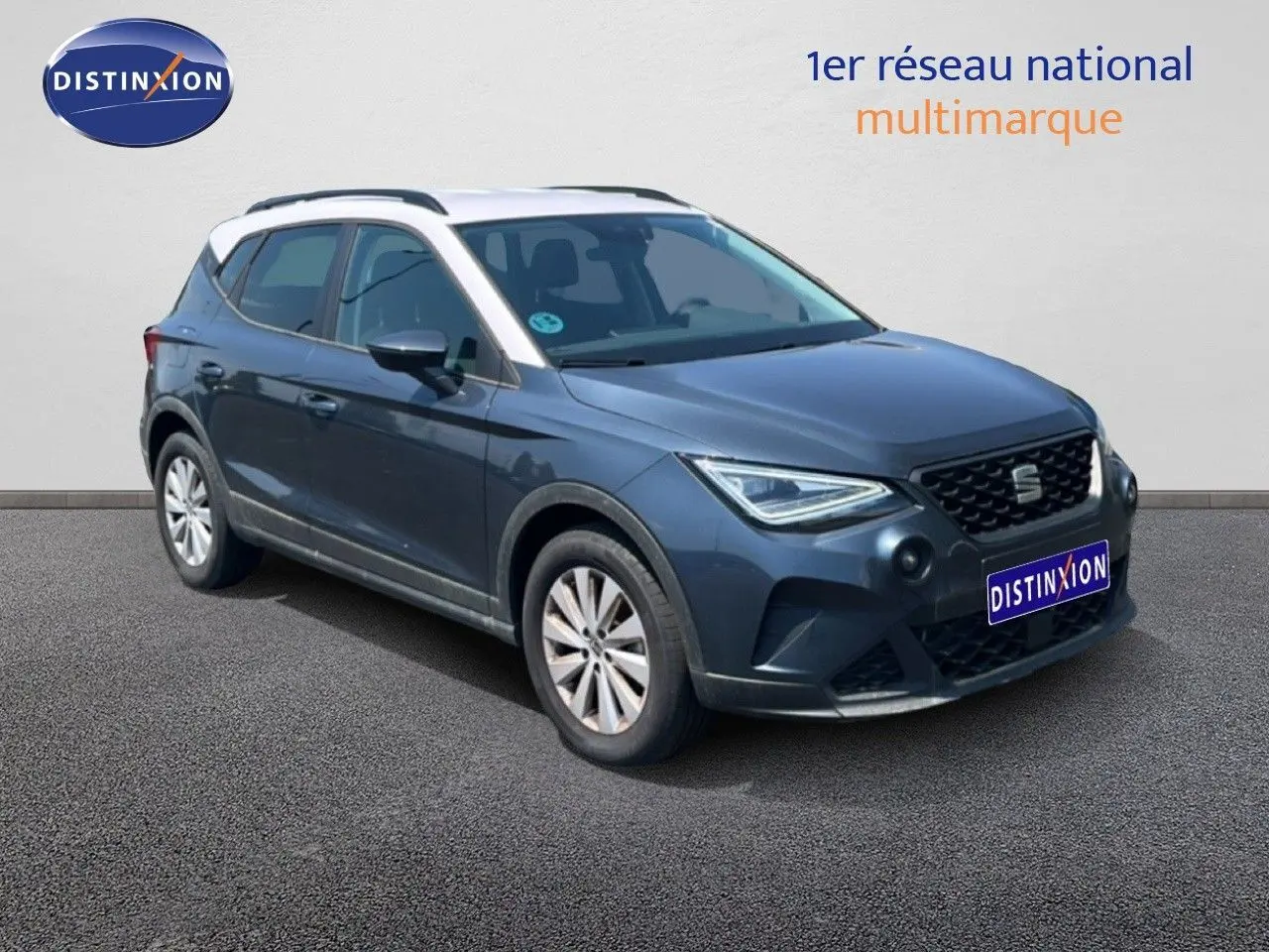 SEAT Arona gris Magnetic Metal avec toit noir, vue 3/4 avant droit mettant en valeur ses optiques LED.