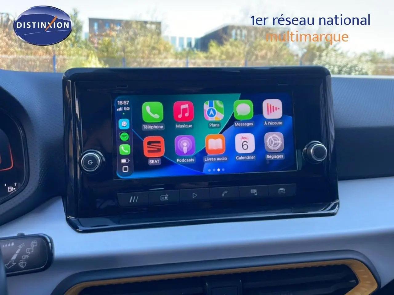 Écran tactile central de la SEAT Arona 2025, affichant les applications, dans un intérieur clair avec détails noirs.