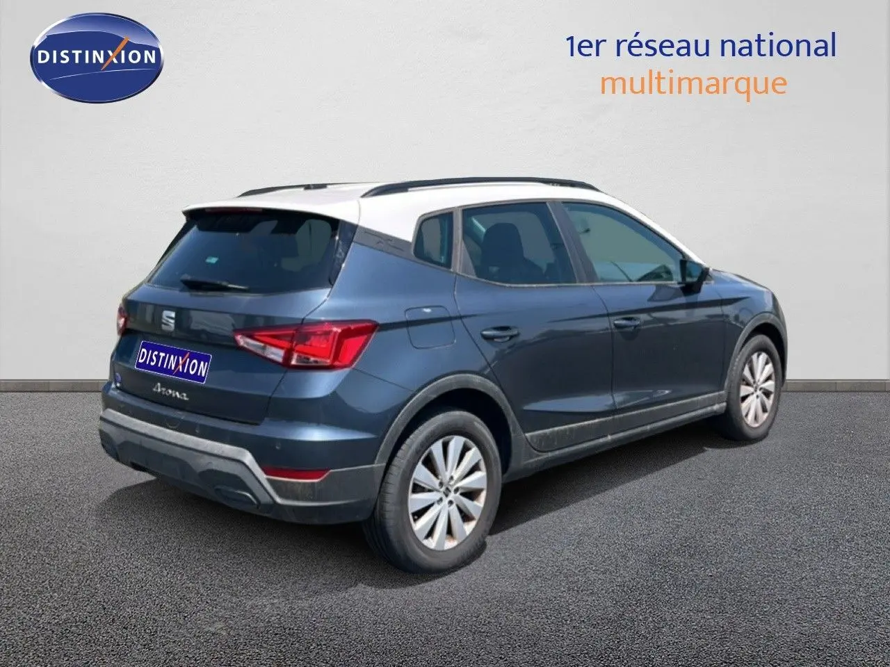 Vue 3/4 arrière droite d'une SEAT Arona gris Magnetic Metal avec toit noir, modèle 2025, version Style Special Edition.