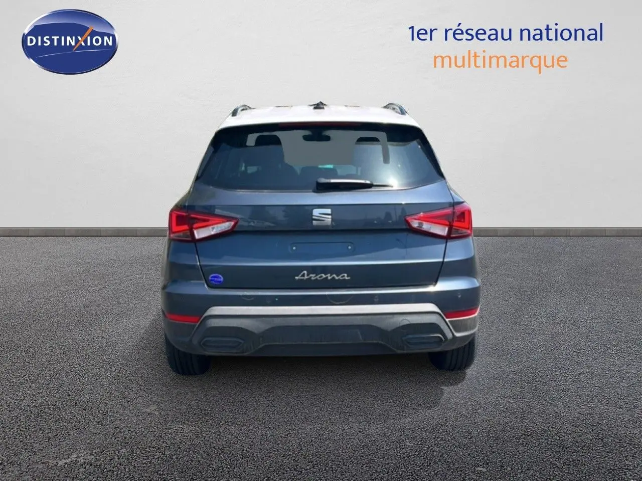 Vue arrière d'une SEAT Arona 2025 gris magnetic metal avec toit noir, mettant en valeur ses feux arrière et son design compact.