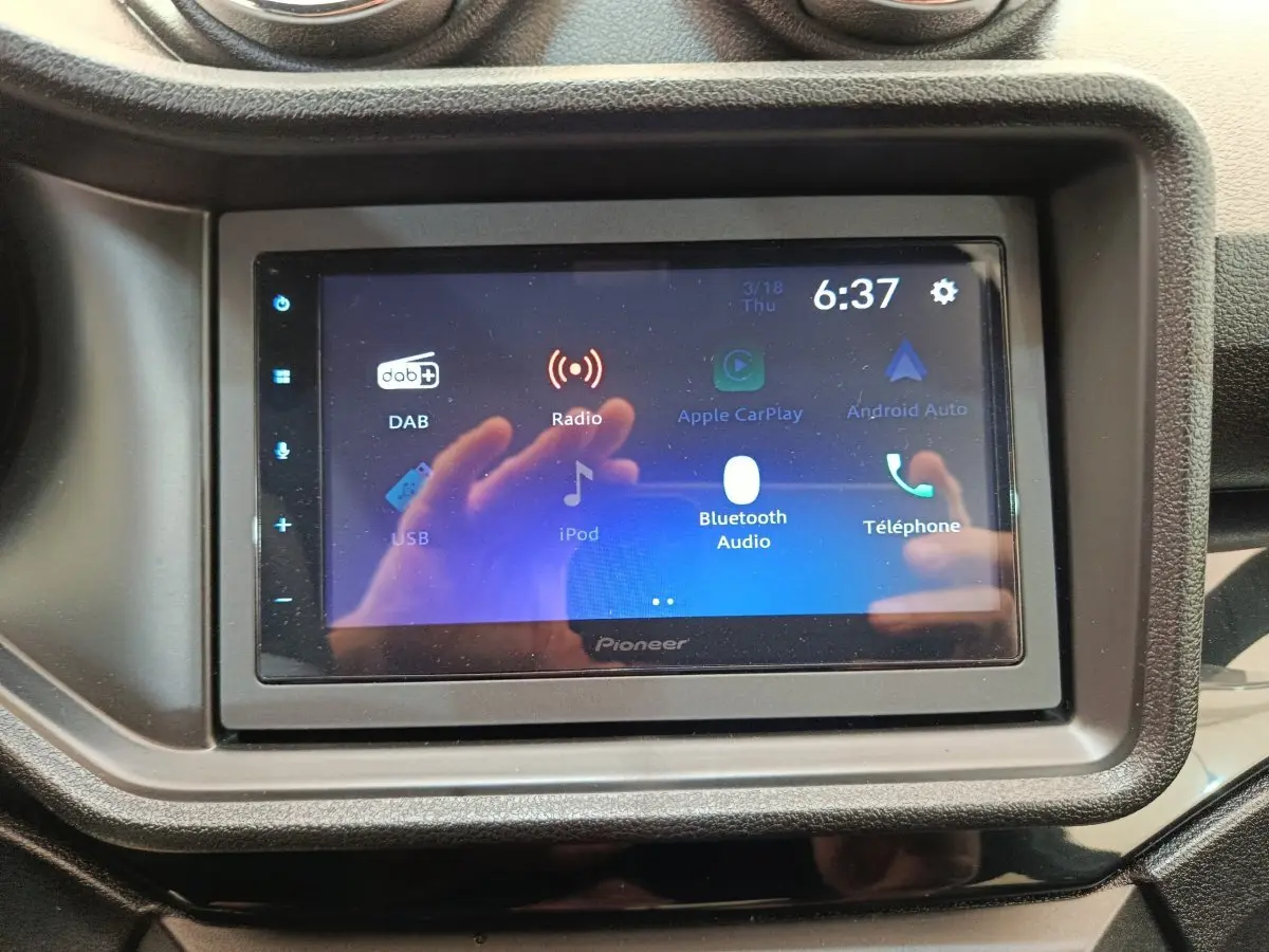 Écran tactile multimédia Pioneer de l'AIXAM AMBITION 0.5 CITY COUPE SPORT 2026, affichant les options audio connectées.