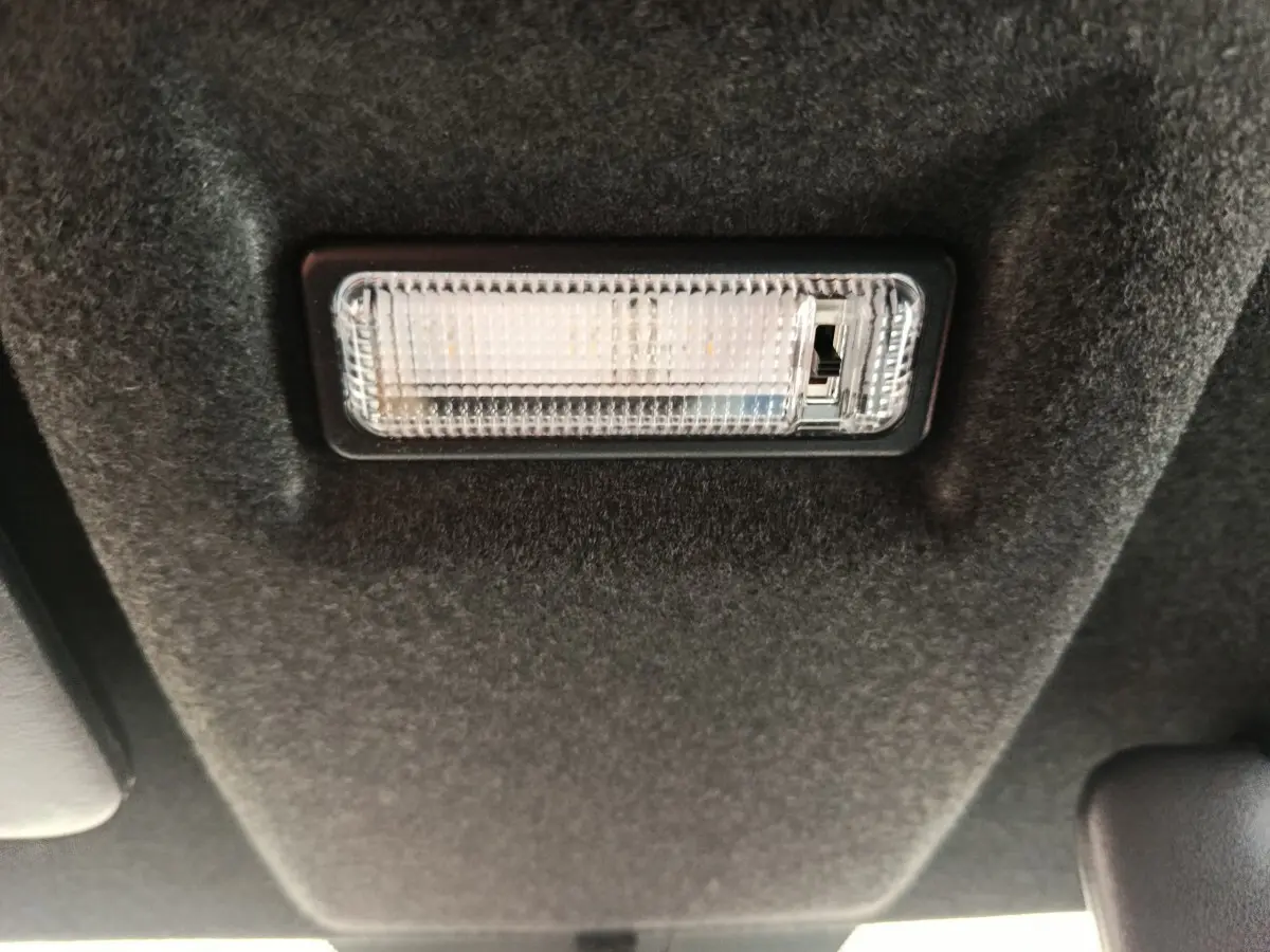 Plafonnier intérieur en gros plan sur AIXAM AMBITION 0.5 CITY COUPE SPORT 2026, vue du toit noir texturé.