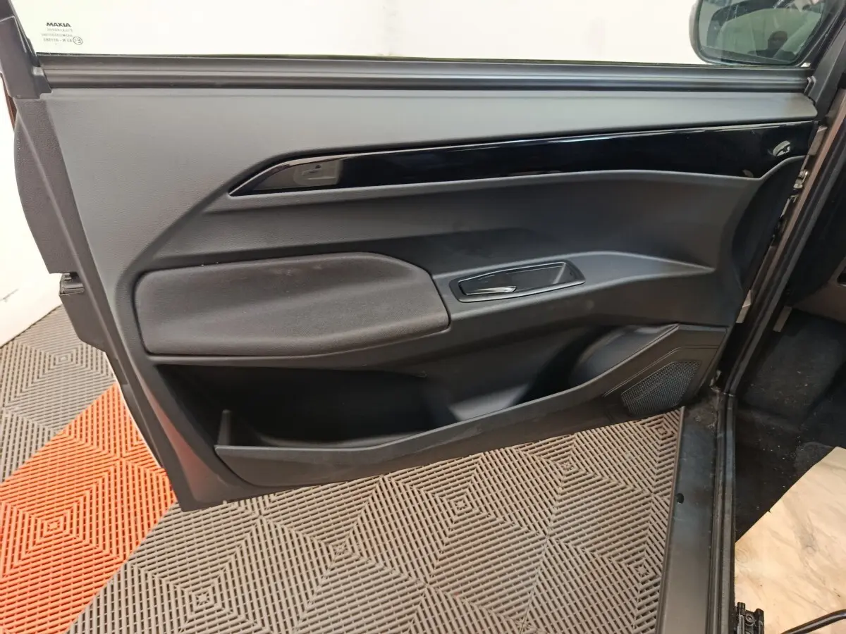 Vue intérieure de la porte côté conducteur de l'AIXAM AMBITION 0.5 City Coupe Sport 2026 en noir mat avec insert brillant.