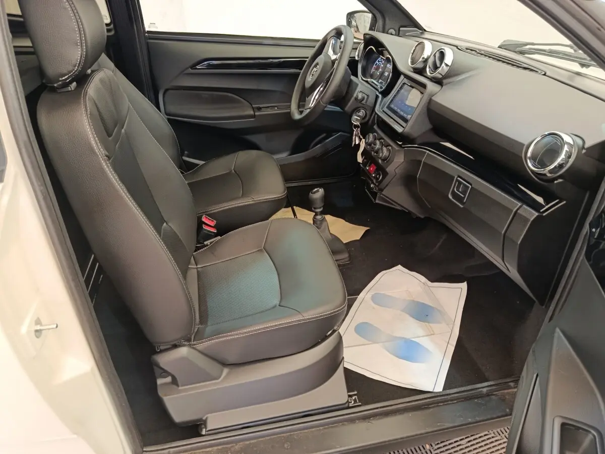 Vue intérieure côté conducteur de l'AIXAM Ambition 0.5 City Coupe Sport 2026, sièges noirs et tableau de bord moderne.