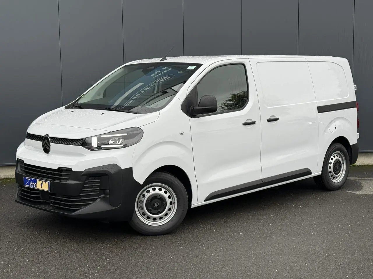 Vue 3/4 avant droit du Citroën Jumpy blanc Icy avec portes latérales et phares Full LED allumés.