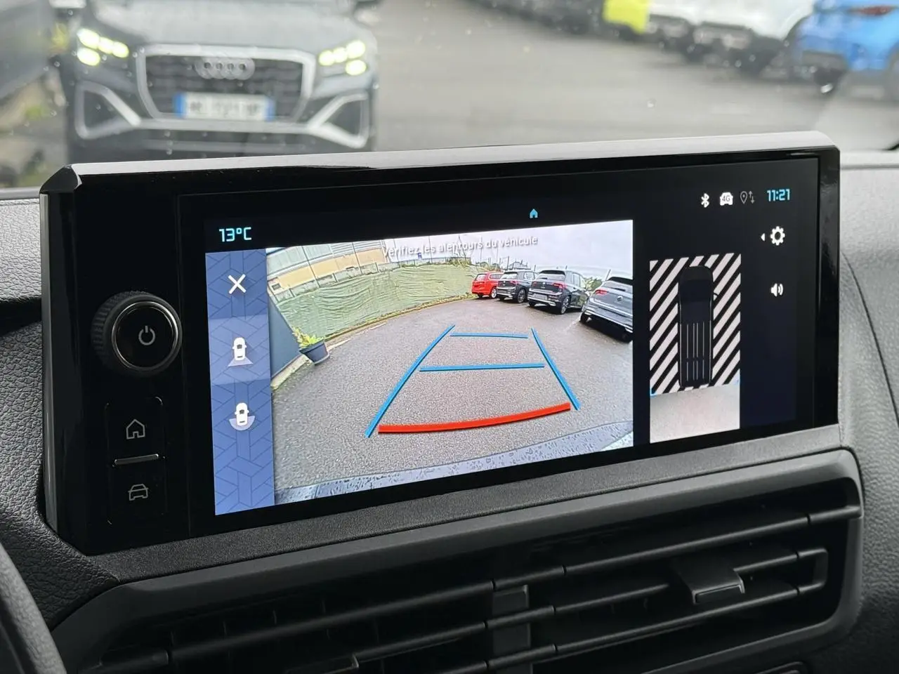 Écran tactile intérieur montrant la caméra de recul 180° du Citroën Jumpy blanc Icy, vue arrière du véhicule.