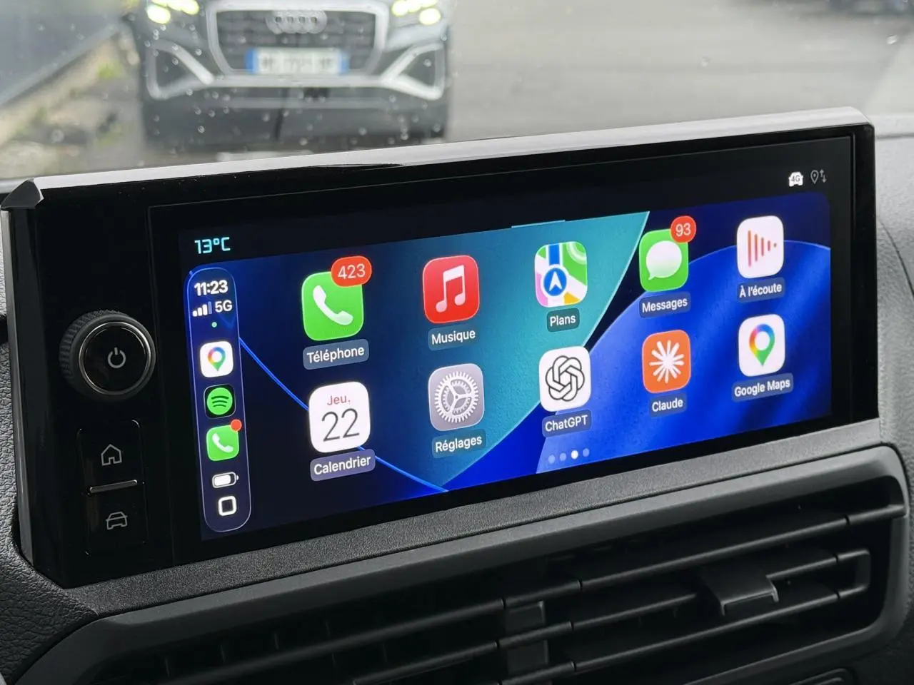 Vue intérieure centrée sur l’écran tactile 10 pouces du Citroën Jumpy blanc, affichant plusieurs applications connectées.
