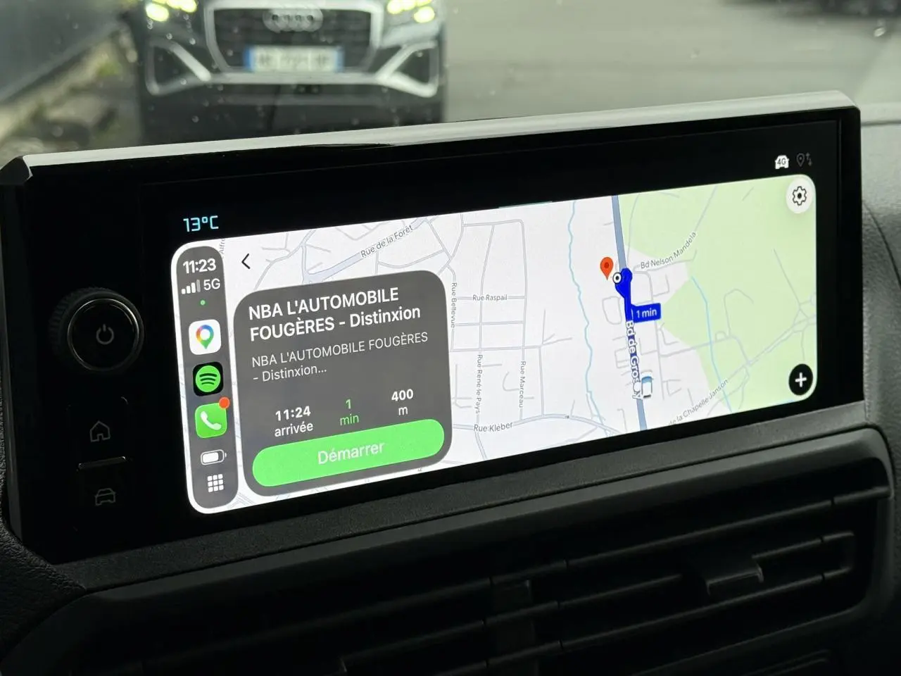 Écran tactile 10 pouces affichant la navigation GPS dans l’habitacle du Citroën Jumpy blanc Icy.