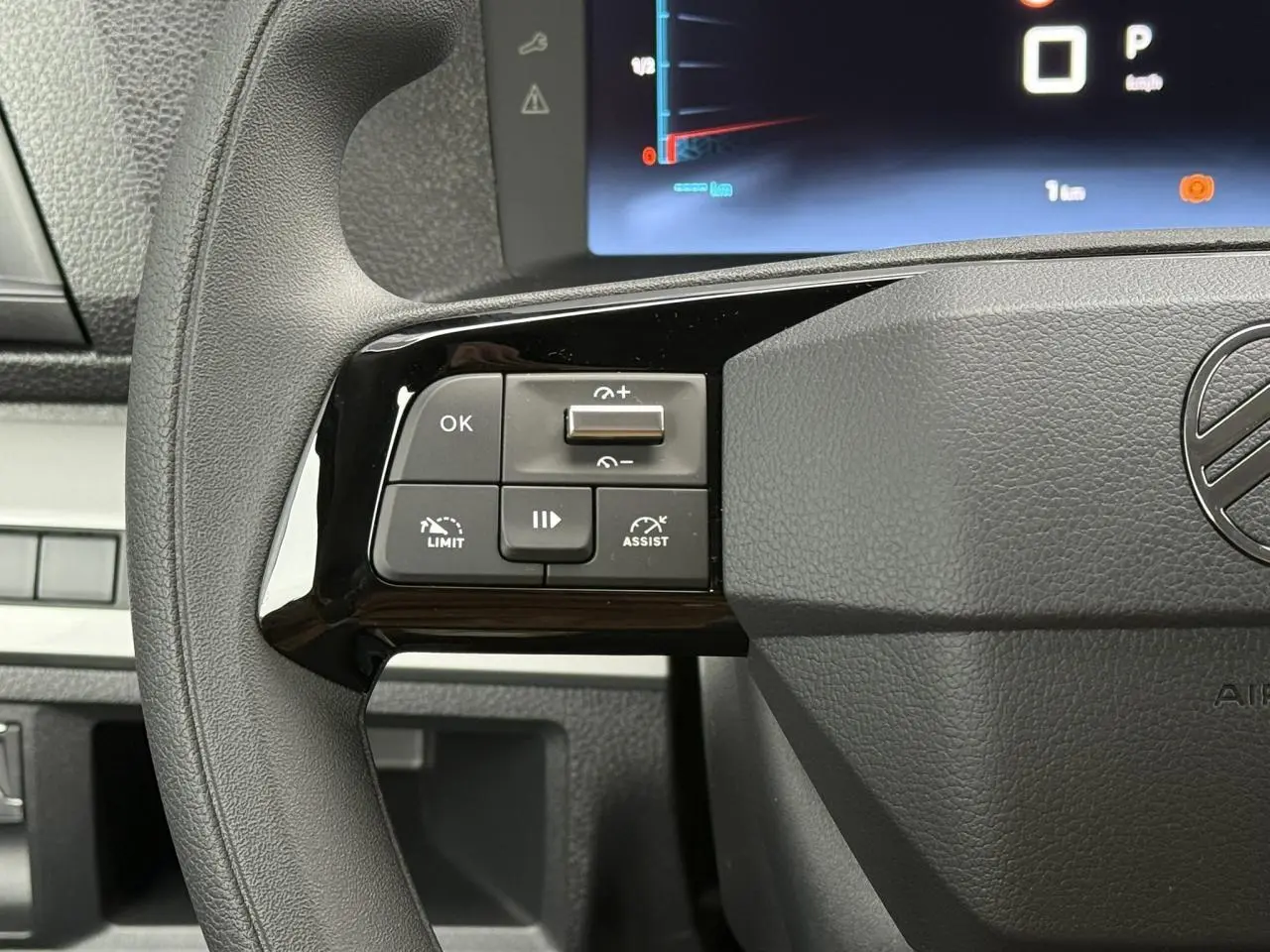 Gros plan sur les commandes au volant du Citroën Jumpy 2026, finition noire mate avec affichage numérique partiel.