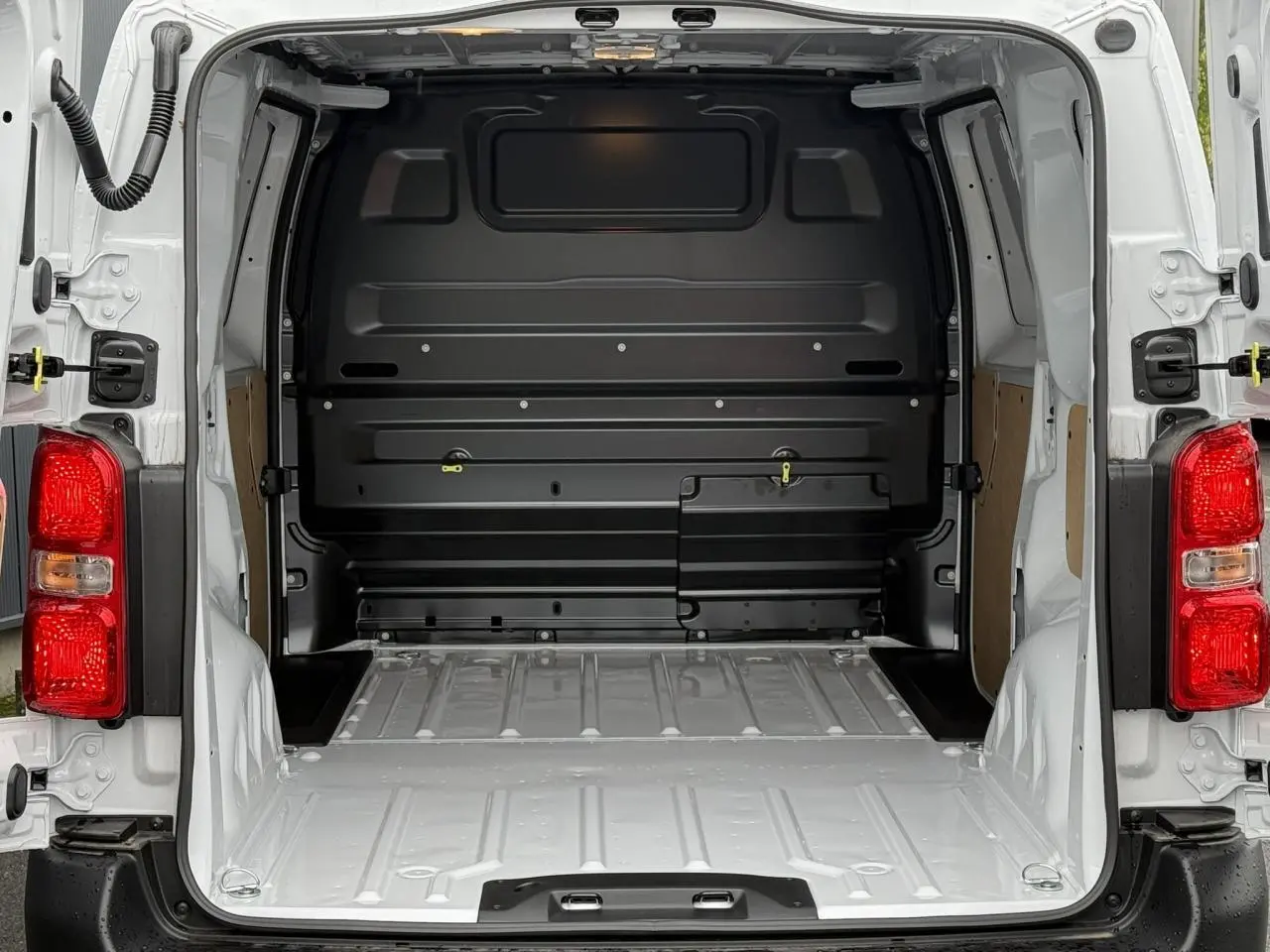 Vue arrière du fourgon Citroën Jumpy blanc Icy 2026 avec portes ouvertes montrant l’espace de chargement vide.