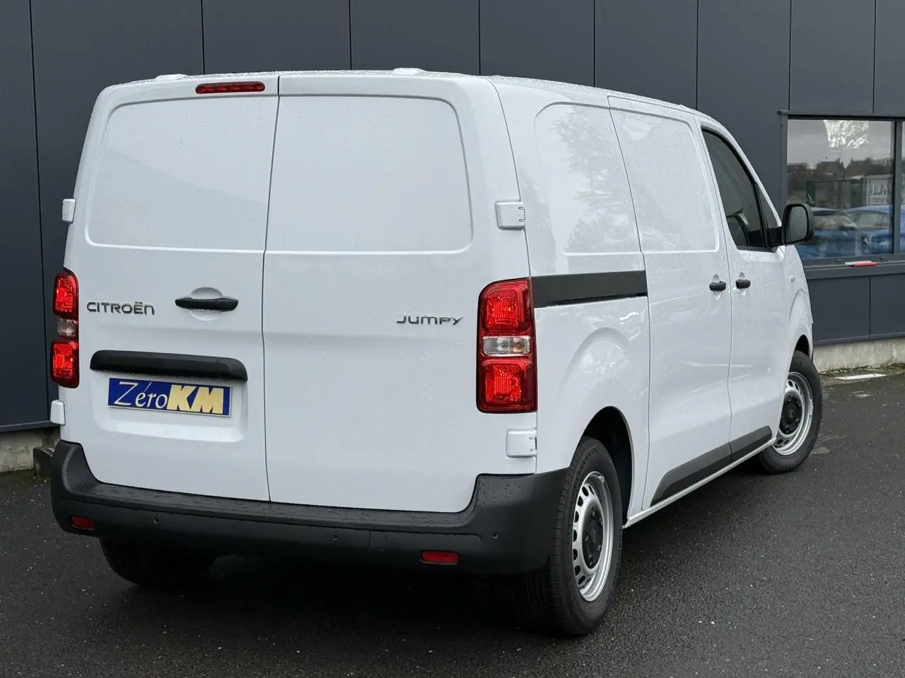 Vue 3/4 arrière droite d’un Citroën Jumpy blanc Icy, fourgon avec portes arrière battantes et porte latérale coulissante.