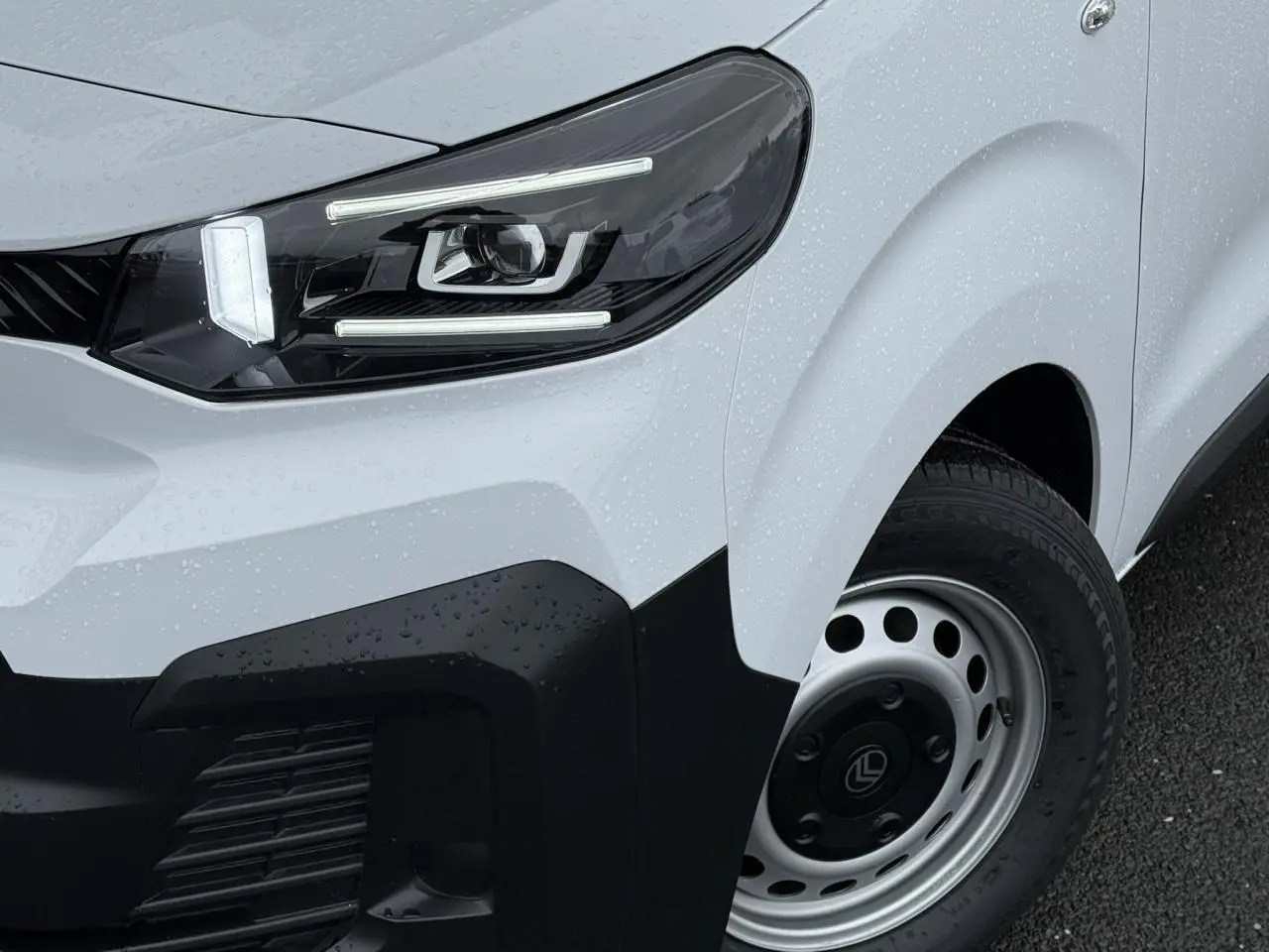 Gros plan sur l'avant droit blanc Icy du Citroën Jumpy 2026, mettant en valeur le phare Full LED et la roue acier.