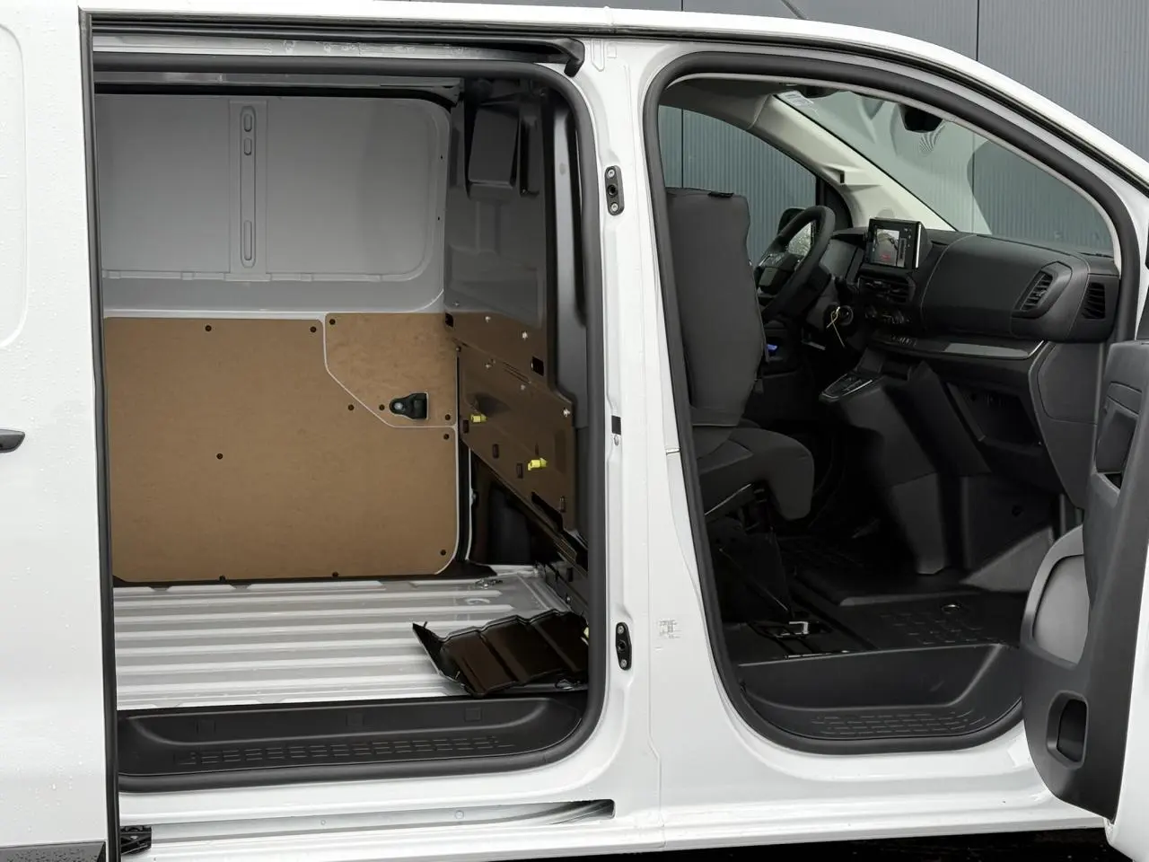 Vue latérale droite du Citroën Jumpy blanc Icy 2026 avec portes ouvertes montrant l’intérieur utilitaire et le poste de conduite.