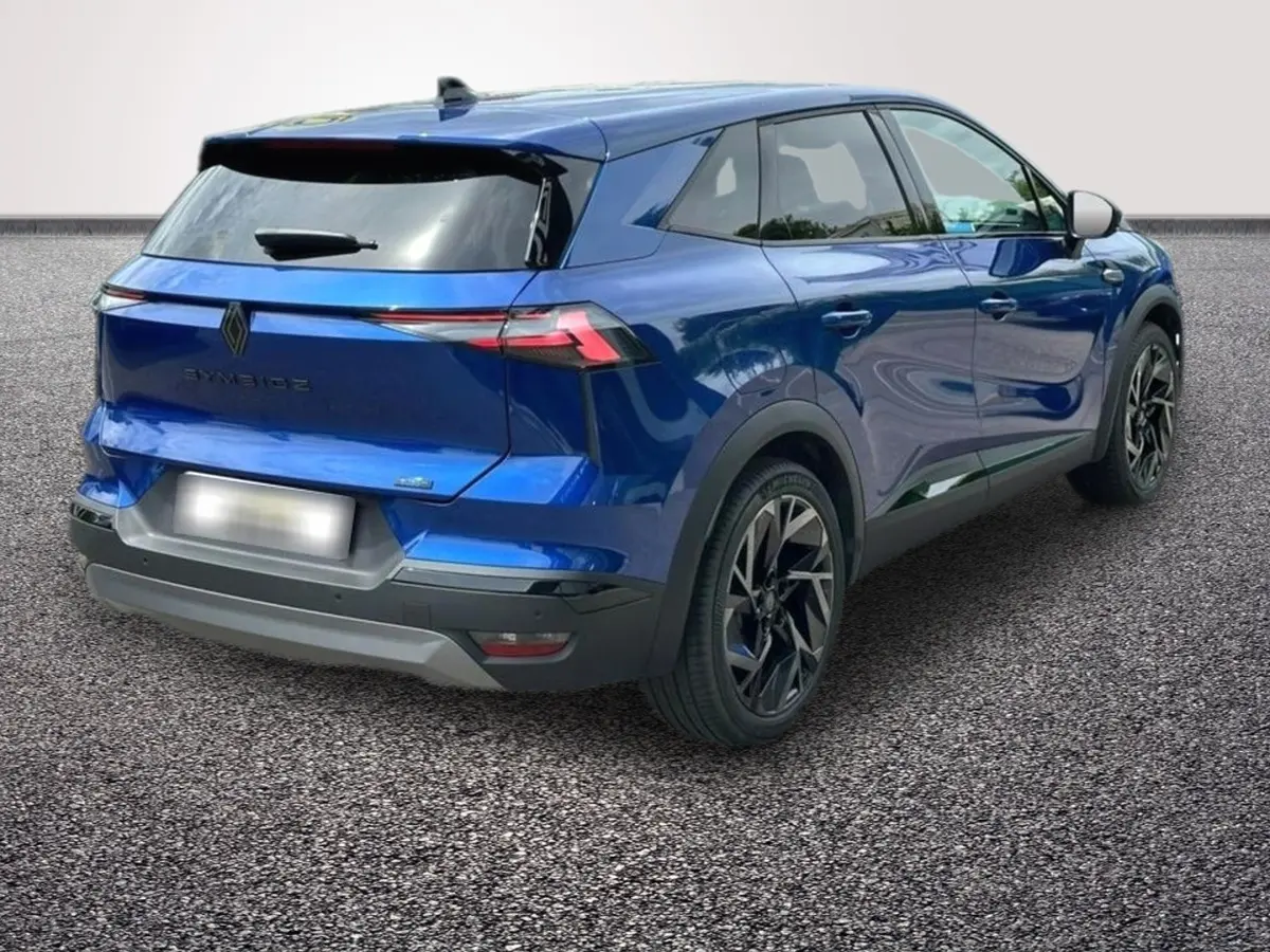Vue 3/4 arrière droite du Renault SYMBIOZ bleu esprit Alpine E-Tech avec feux arrière fins et jantes noires distinctives.