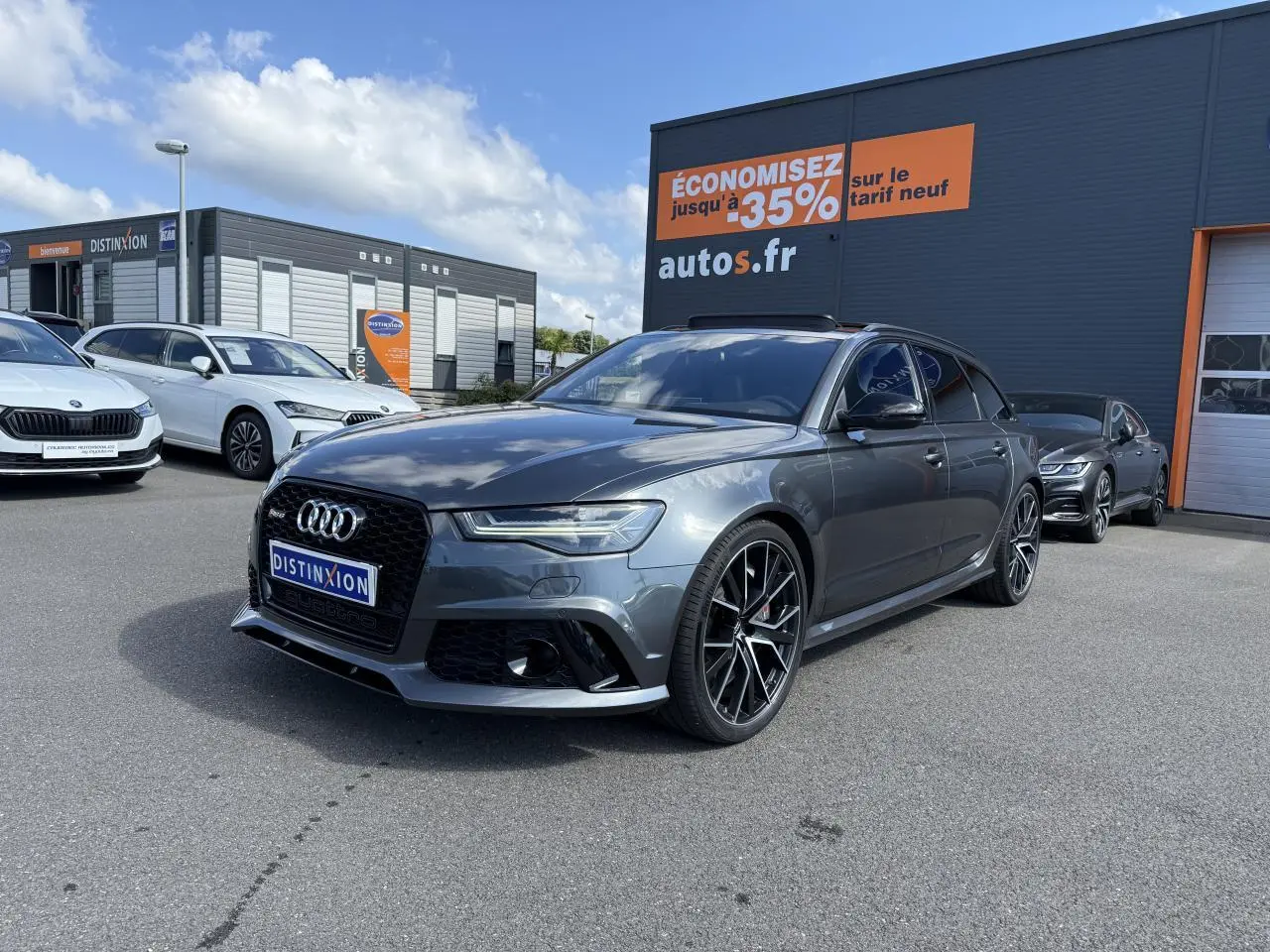 Audi RS6 Avant gris Daytona nacré vue 3/4 avant droit avec jantes Audi Sport noires brillant et calandre noire laquée