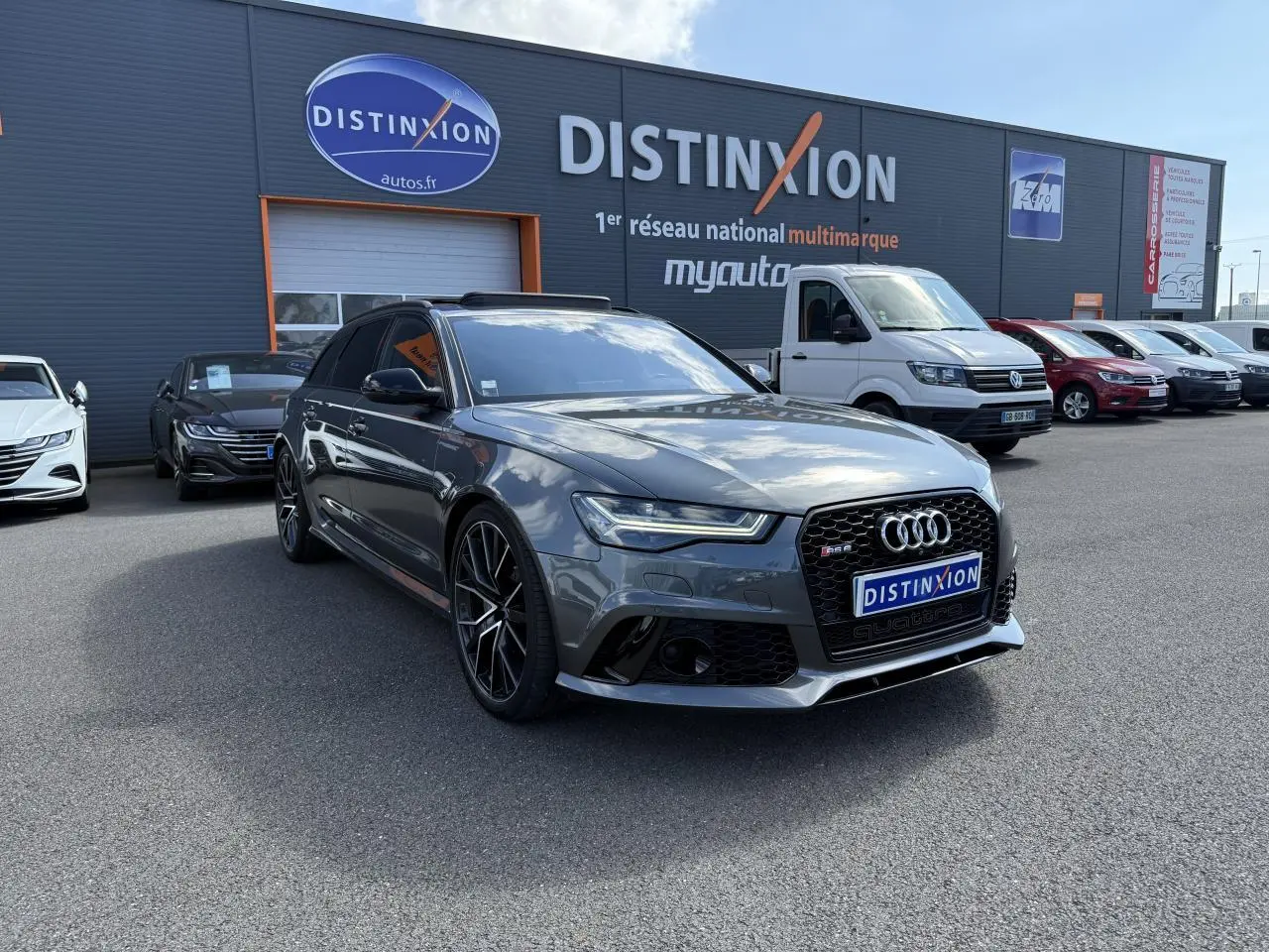 Audi RS6 Avant gris Daytona nacré vue 3/4 avant droit avec jantes noires brillantes et calandre noire laquée