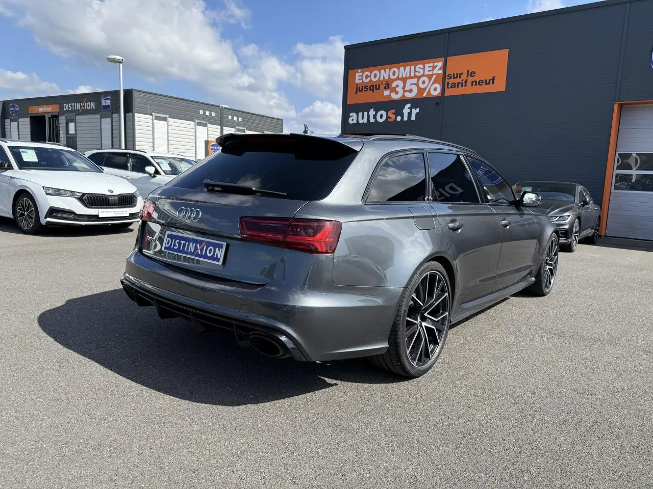 Audi RS6 Avant gris Daytona nacré vue 3/4 arrière droit avec jantes noires et vitres teintées