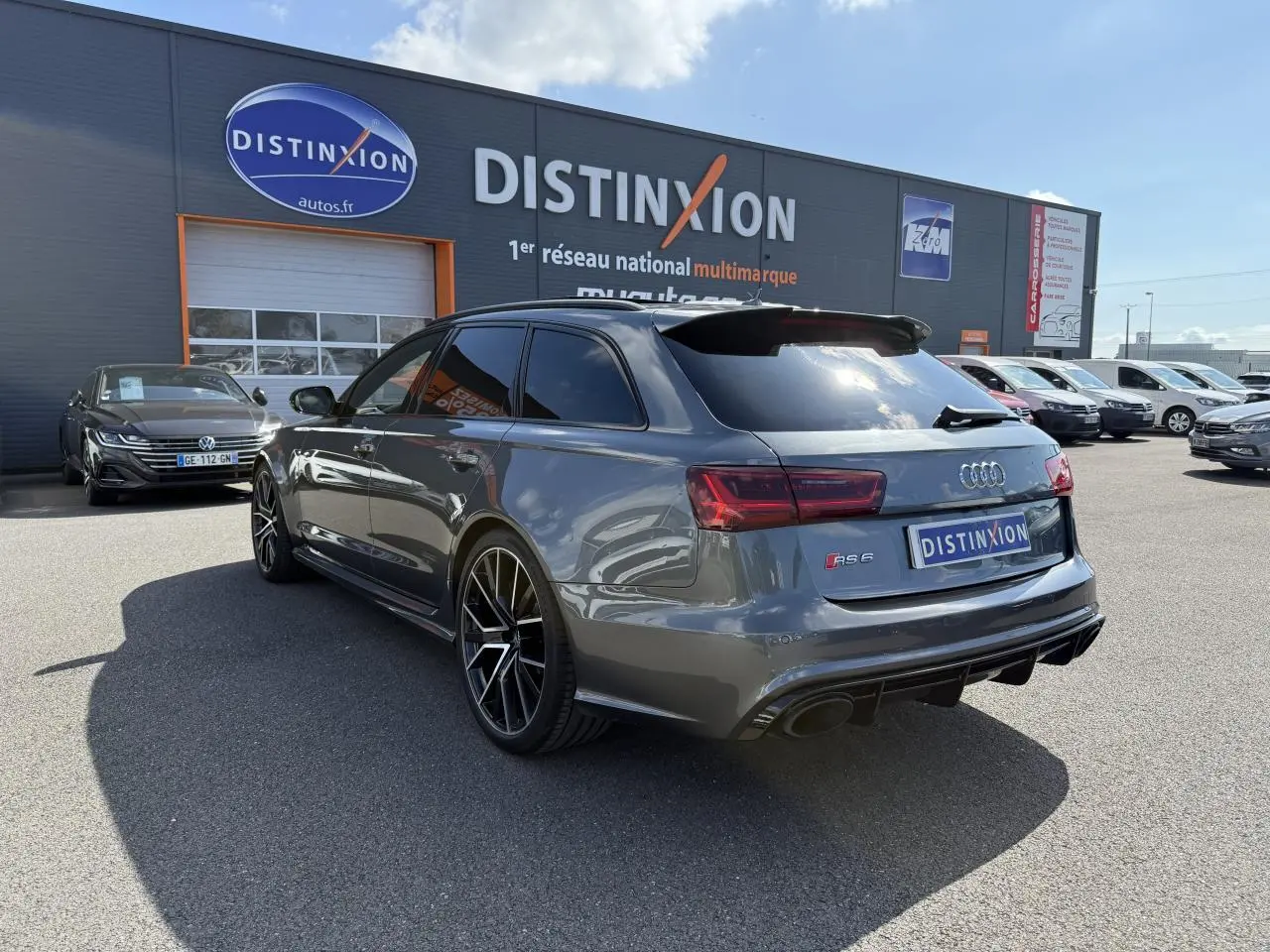 Audi RS6 Avant gris Daytona nacré vue 3/4 arrière droit avec jantes sport anthracite et vitres teintées