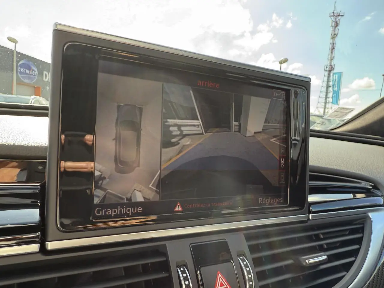 Écran central intérieur de l'Audi RS6 Avant 2016 montrant la caméra 360° avec vue arrière et dessus du véhicule.