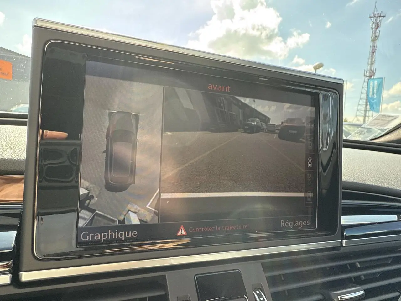 Écran central de l'Audi RS6 Avant 2016 montrant la caméra avant et la vue 360° du véhicule gris Daytona nacré.