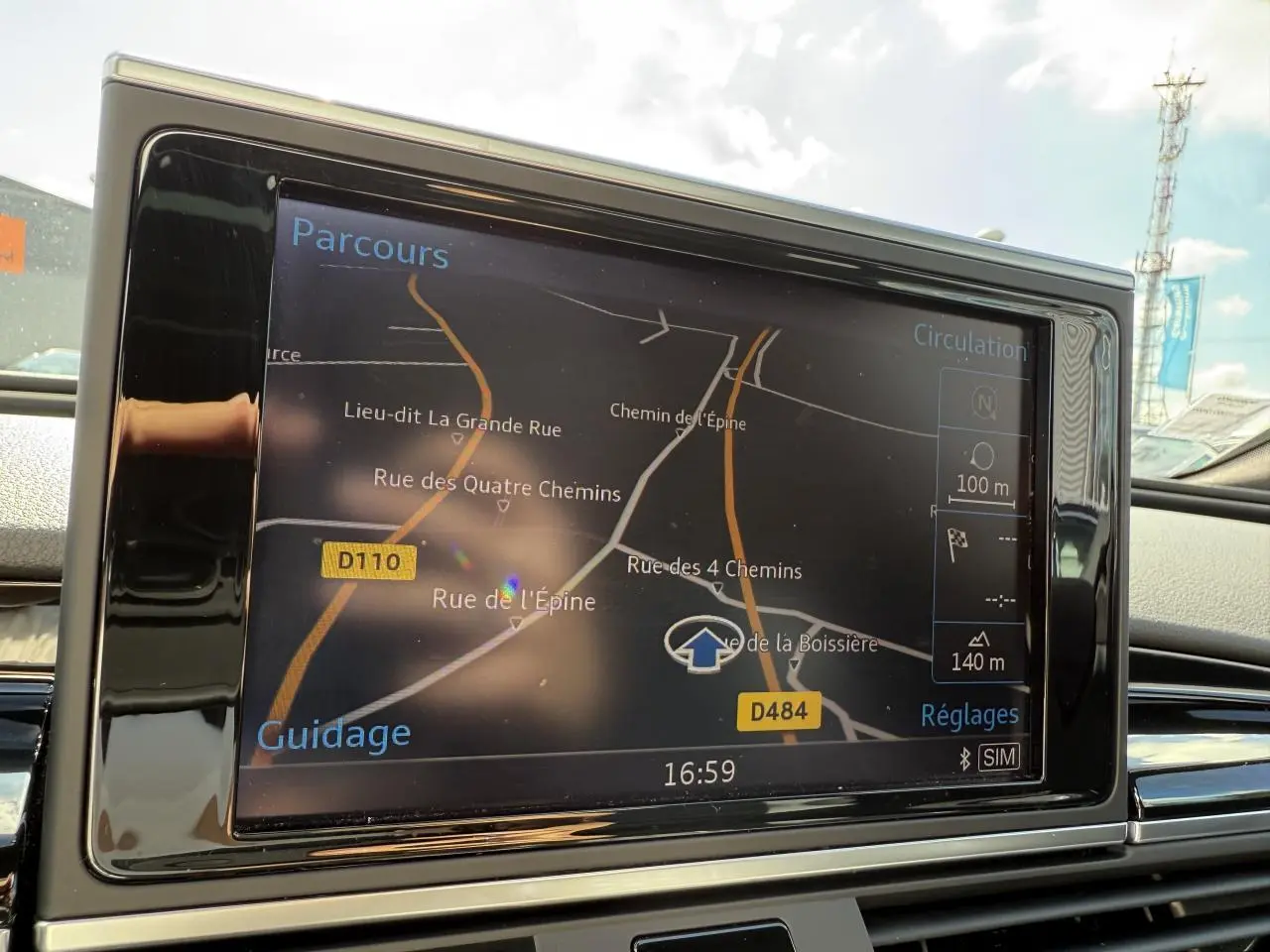 Écran de navigation MMI dans l'Audi RS6 Avant 2016, affichant une carte routière en intérieur noir.