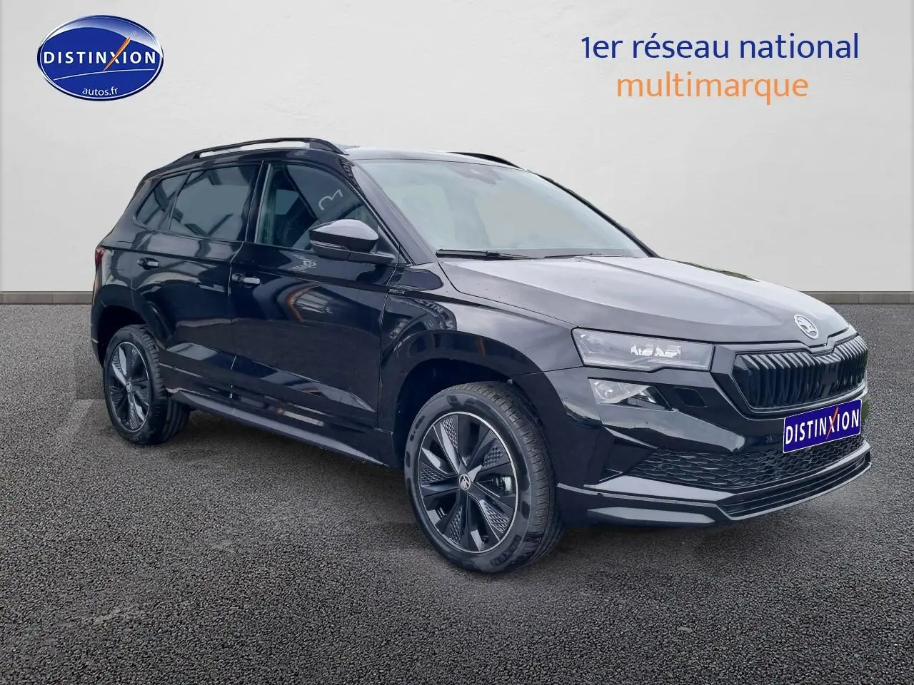Vue 3/4 avant droite d'un SKODA KAROQ noir 2025 avec jantes alu et calandre noire distinctive sportline.