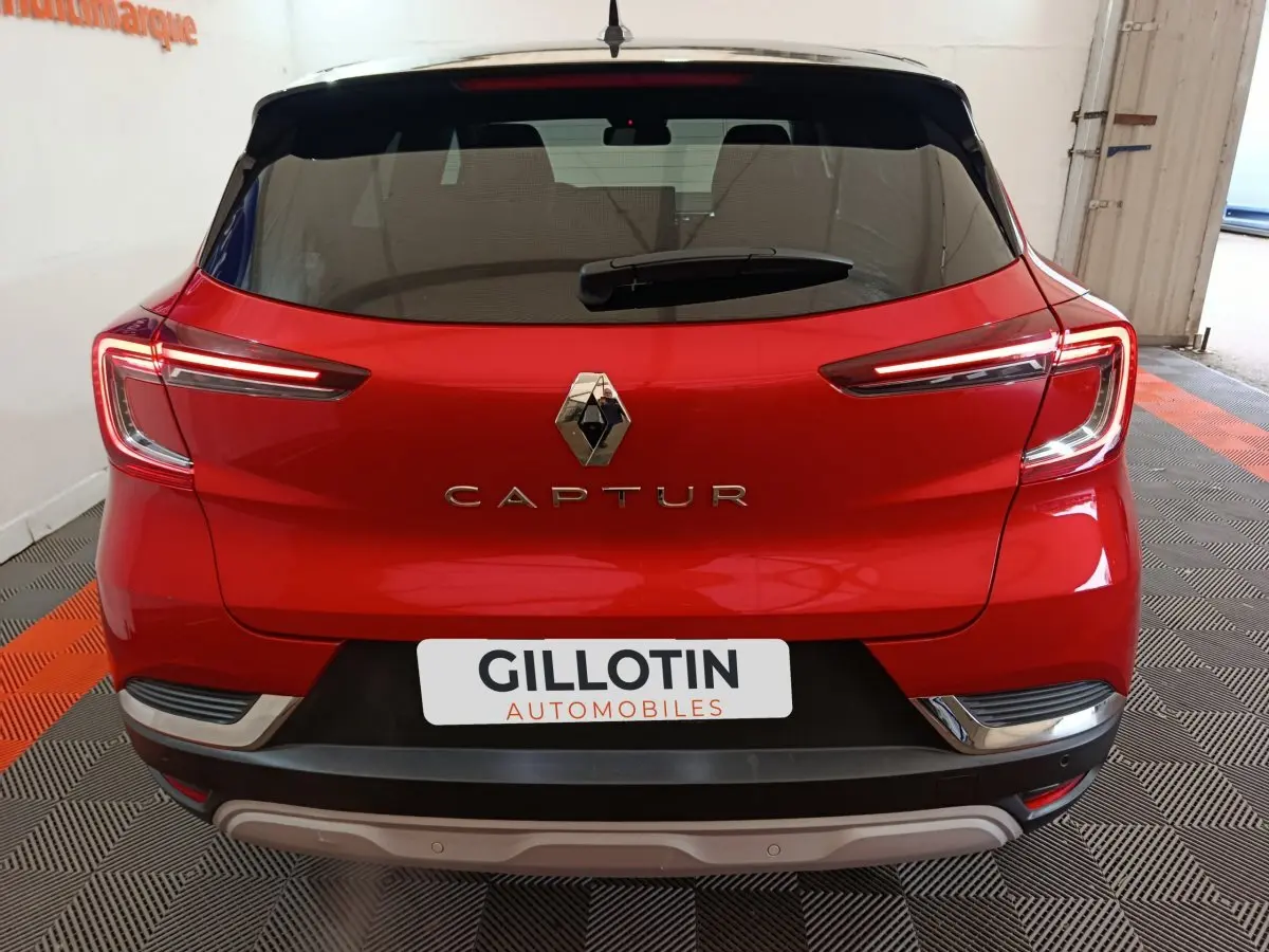 Vue arrière du Renault Captur rouge 2024 avec feux LED distinctifs et logo chromé bien visible.