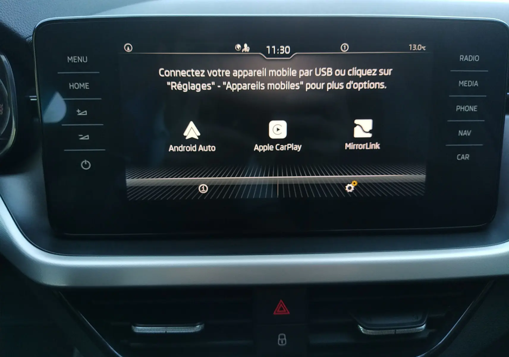 Écran tactile central du Skoda Kamiq 2023 affichant les options Android Auto, Apple CarPlay et MirrorLink.