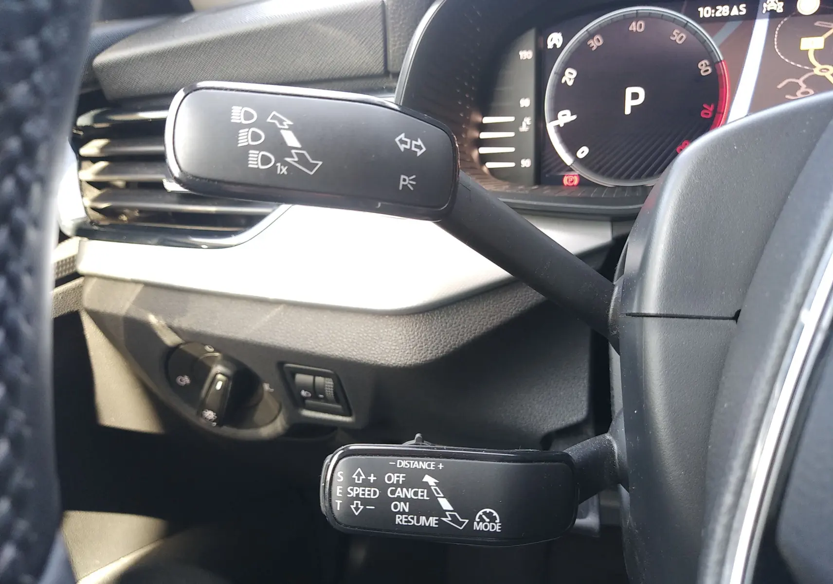 Vue rapprochée du volant côté gauche du Skoda Kamiq gris 2023, avec commandes de clignotants et régulateur de vitesse visibles.