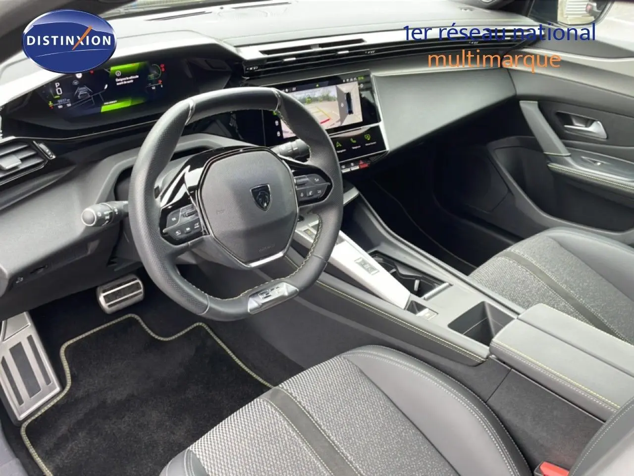 Vue intérieure côté conducteur de la Peugeot 408 1.2 Hybrid 145ch GT noire, avec tableau de bord numérique et écran central tactile.