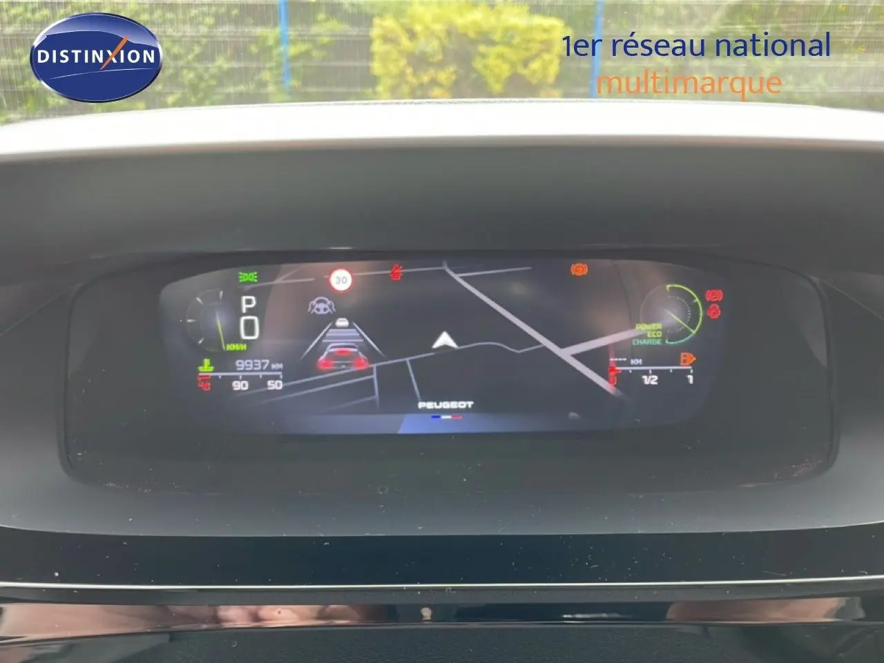 Vue rapprochée du tableau de bord numérique de la Peugeot 408 noire, affichant la navigation et les indicateurs de conduite.