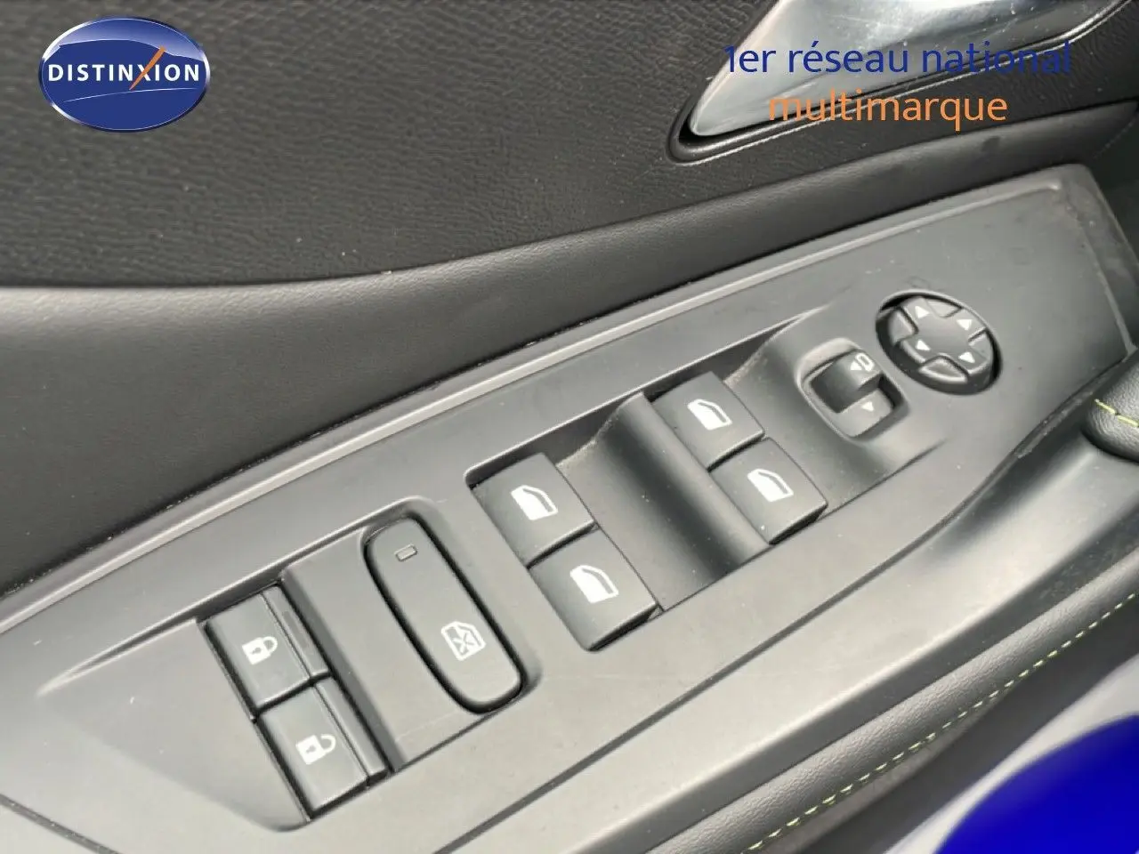 Gros plan sur les commandes de lève-vitres et rétroviseurs côté conducteur du Peugeot 408 noir métal 2025.