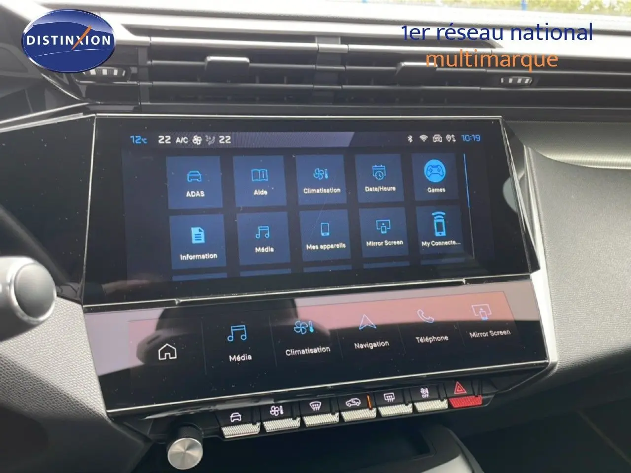 Vue rapprochée de l’écran tactile central du Peugeot 408 noir métal 2025, affichant les options multimédia et climatisation.