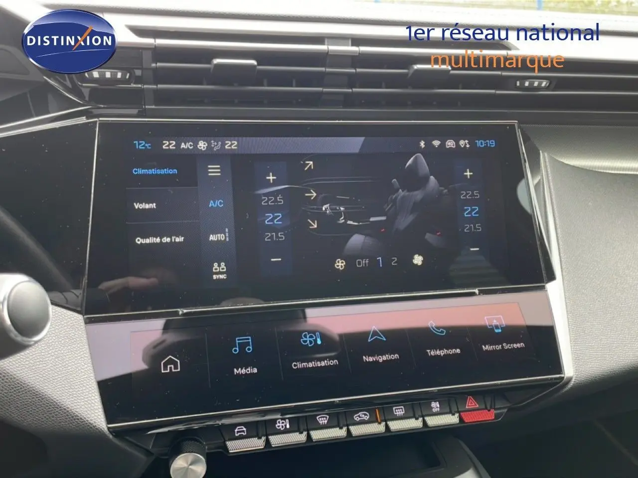 Vue rapprochée de l'écran tactile central du tableau de bord du Peugeot 408 noir métal, affichant la climatisation.