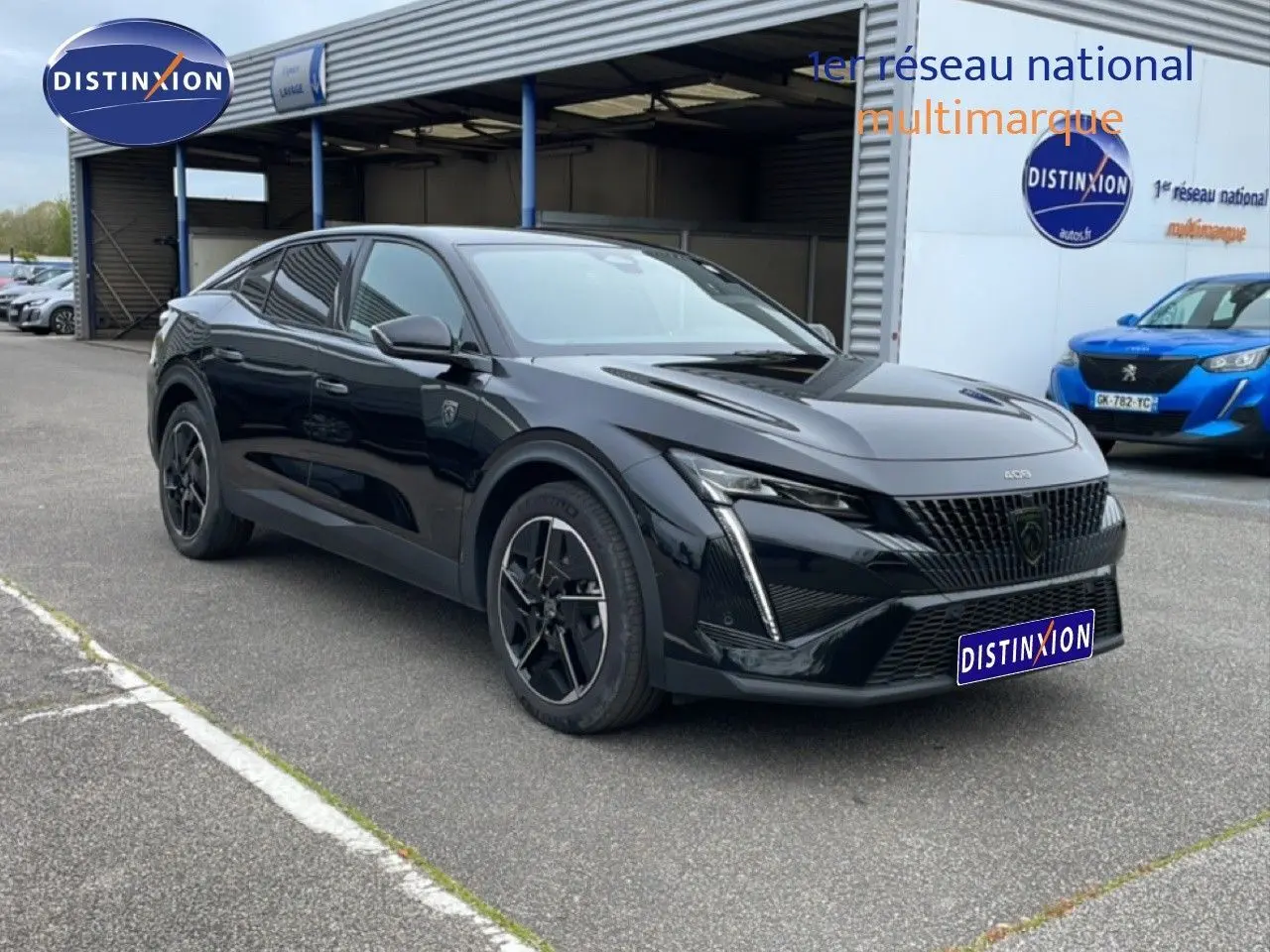 Peugeot 408 noir métal vue 3/4 avant droit, avec calandre distinctive et jantes noires sport.