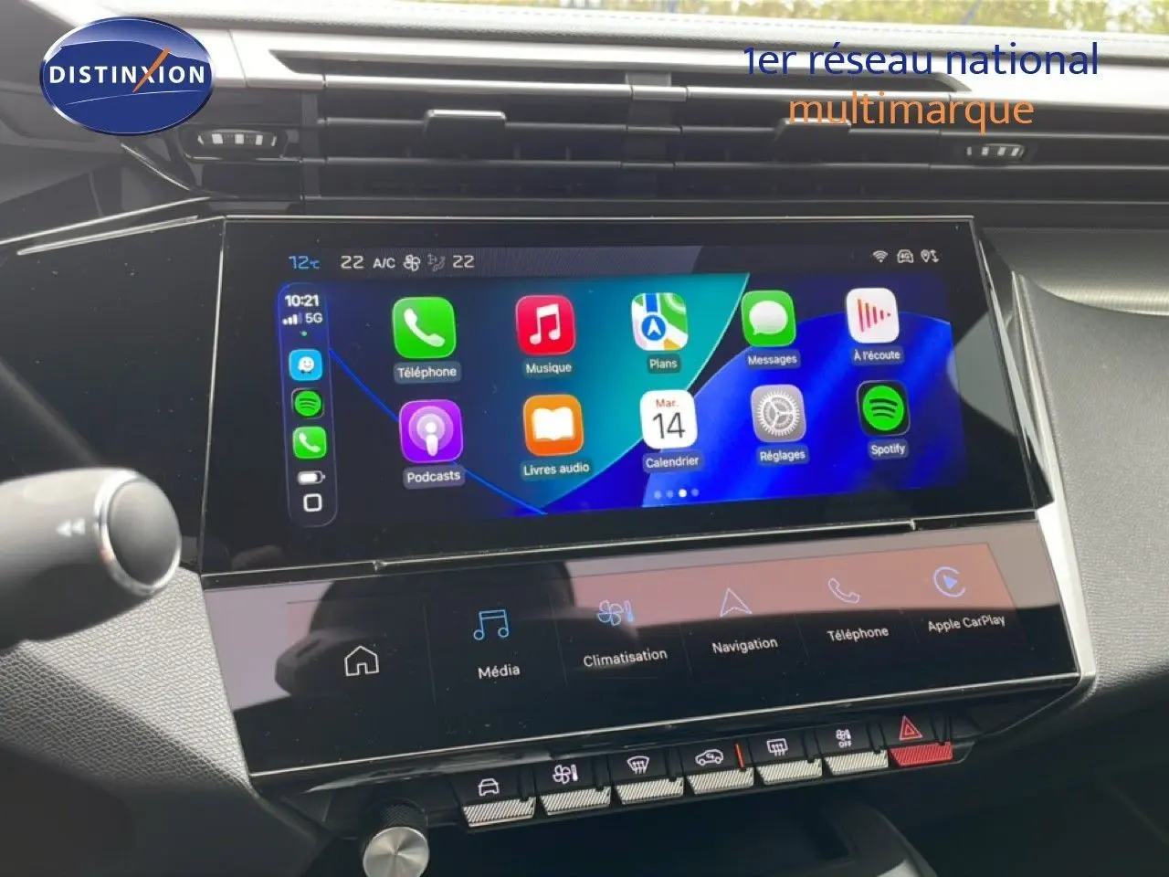 Écran tactile central du tableau de bord du Peugeot 408 noir métal, affichant Apple CarPlay et commandes multimédia.
