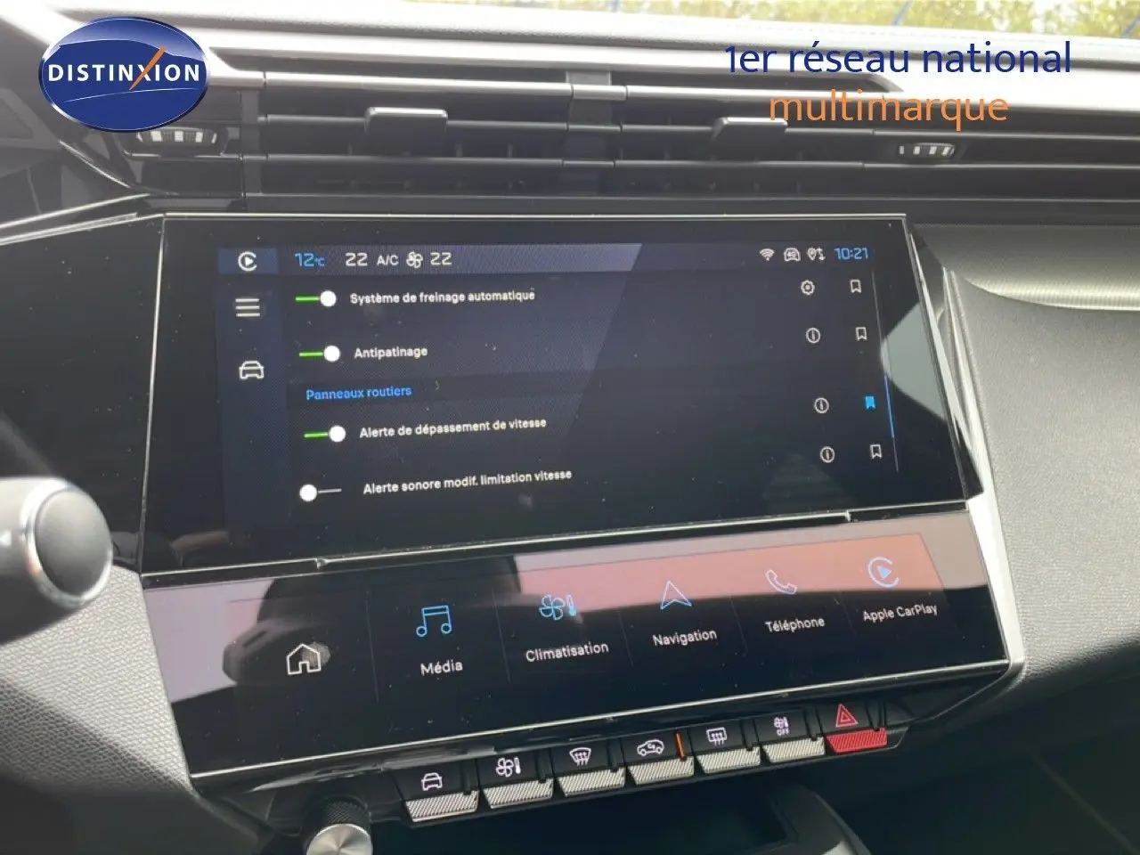 Vue rapprochée de l’écran tactile central du tableau de bord de la Peugeot 408 noire, affichant les réglages d’aide à la conduite.