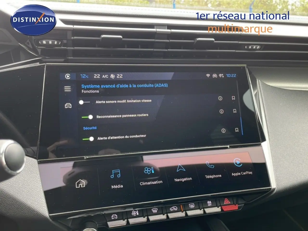 Vue rapprochée de l’écran tactile central du tableau de bord d’une Peugeot 408 noire, affichant les options d’aide à la conduite.