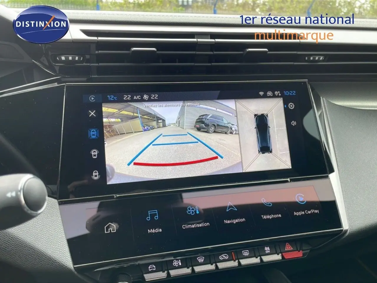 Écran tactile intérieur de la Peugeot 408 noir métal, affichant la caméra de recul avec vue 360 degrés.